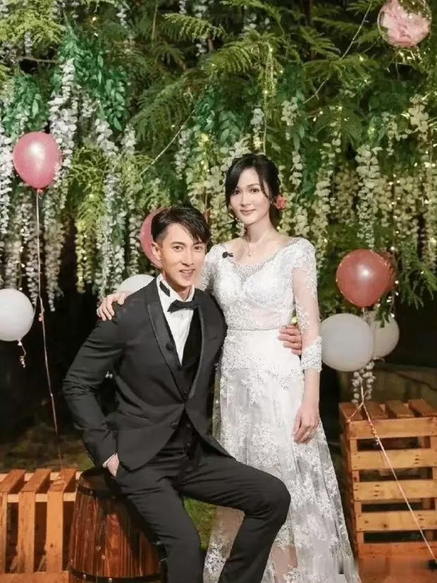 和妻子林丽莹年少相知相爱,到现在吴尊帅气依旧,妻子美的很自然 67
