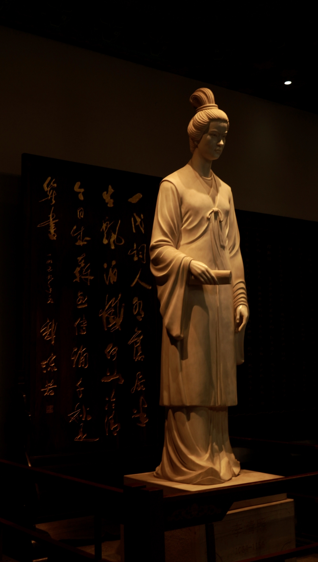 从济南站出来坐公交车,先到趵突泉,然后沿着街直走