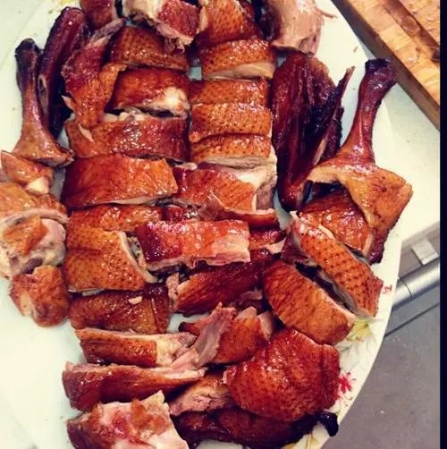 一起来做美味烤鸭~  先把鸭肉洗净切块,用开水焯一下,捞出备用.