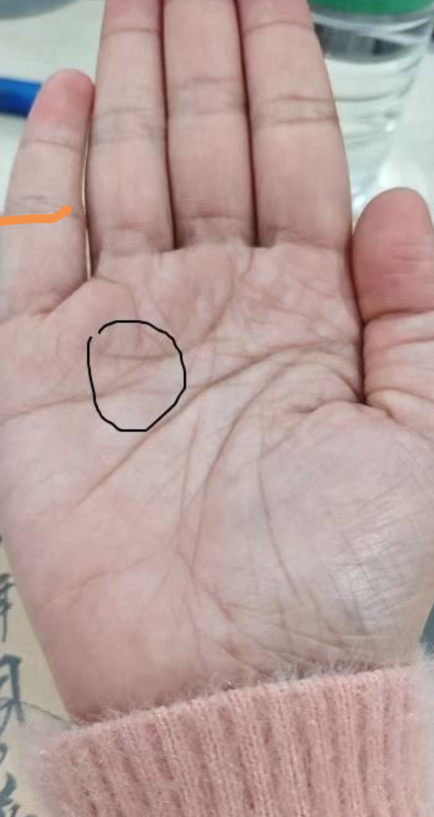 感情线出现断开,但是又有一些纹理连接,说明在感情方面出现比较大的