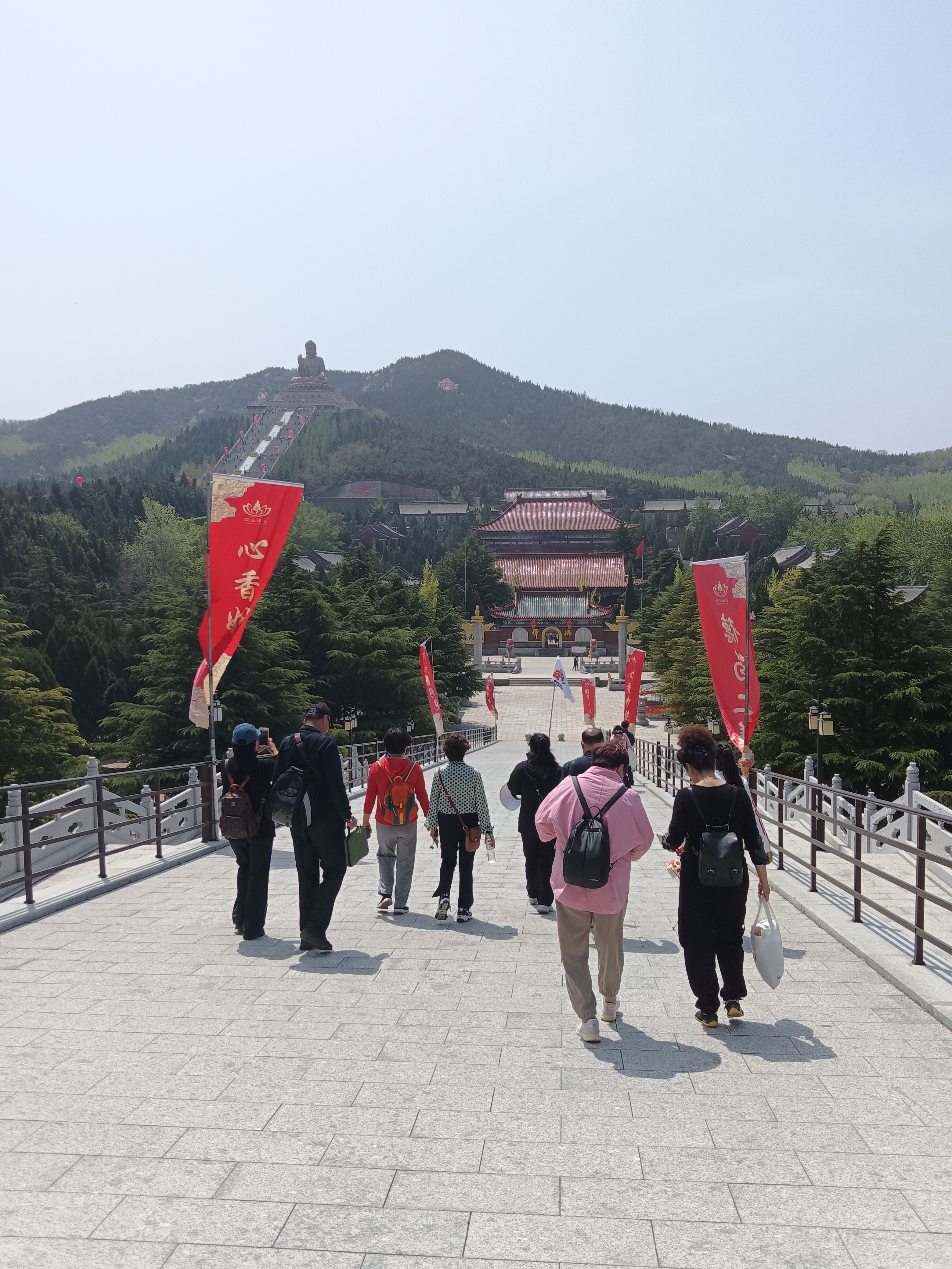 南山大佛位于山东省烟台市龙口市南山旅游区的南山大佛,高38.