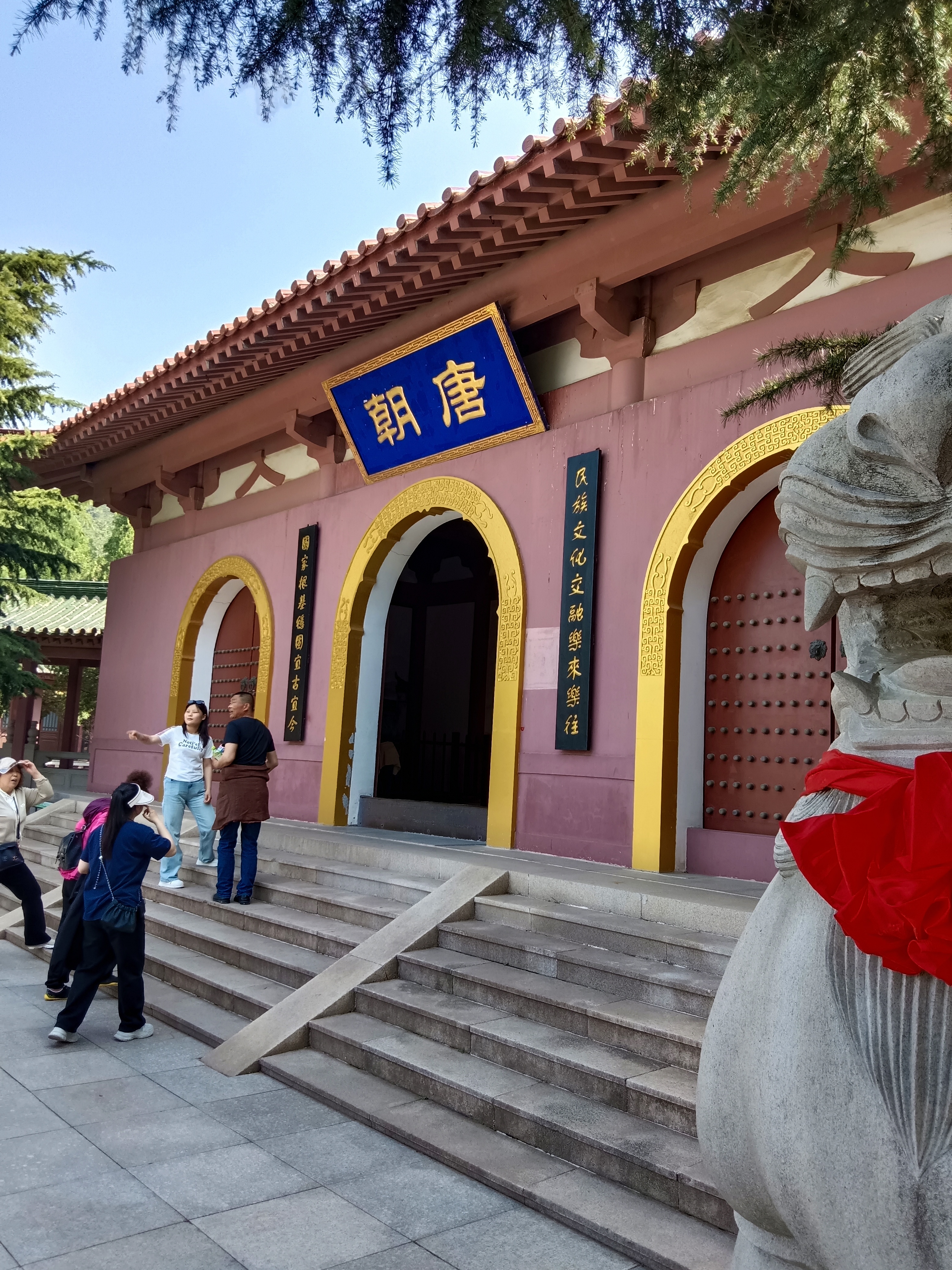 南山大佛位于山东省烟台市龙口市南山旅游区的南山大佛,高38.