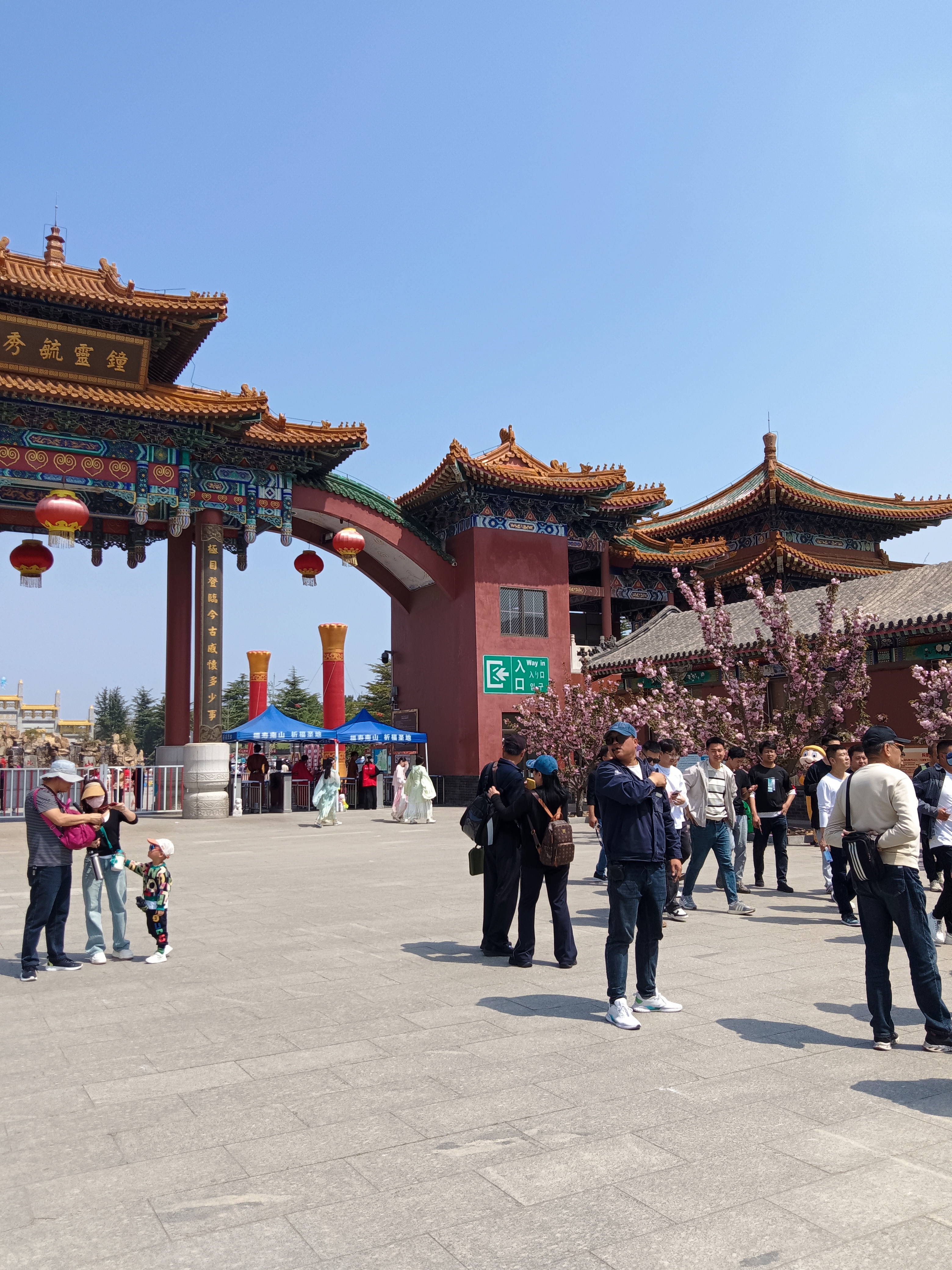 南山大佛位于山东省烟台市龙口市南山旅游区的南山大佛,高38.