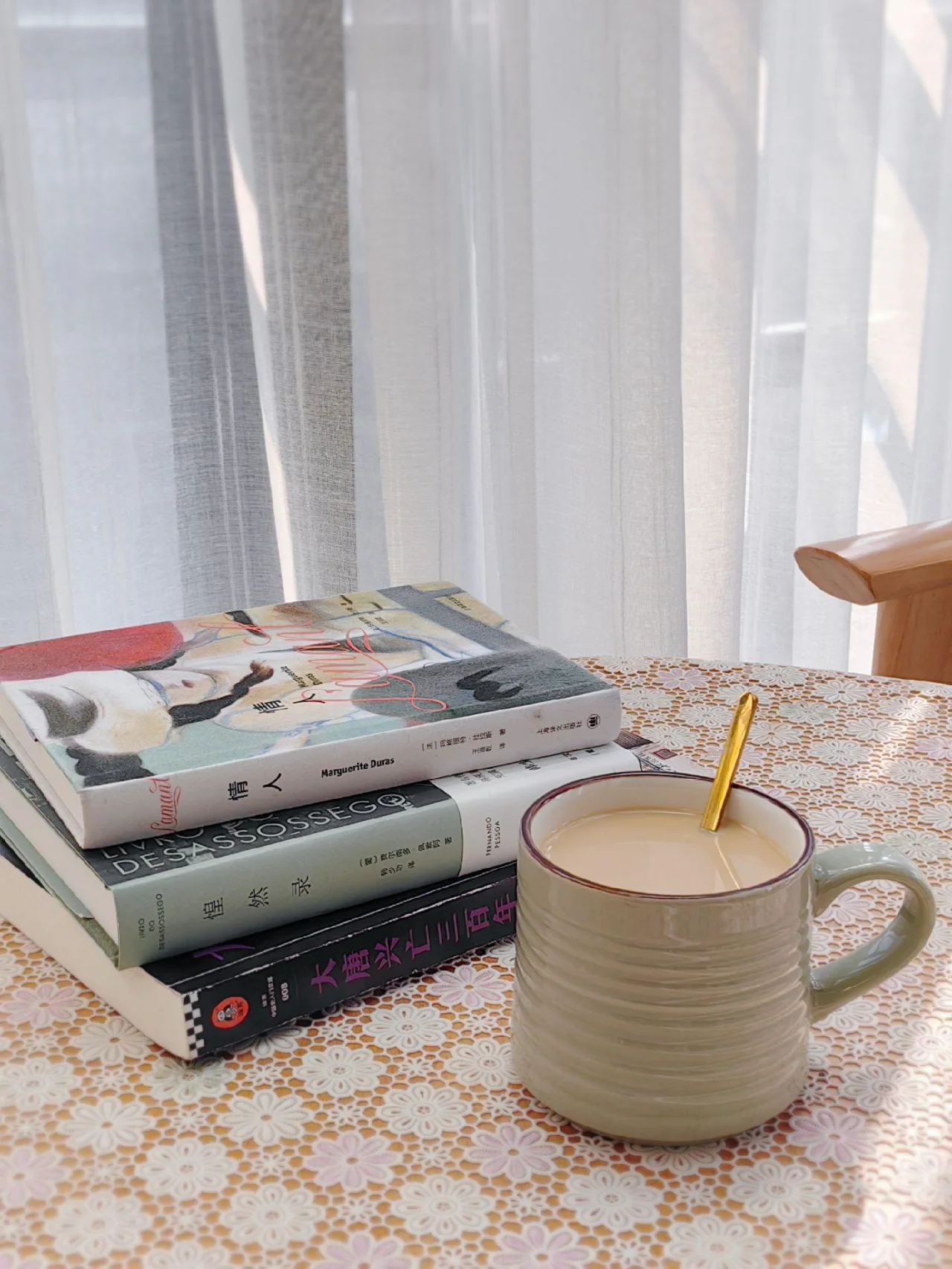 一本书,一杯咖啡,一个惬意的午后   寻找一个角落,静静享受一本书,一