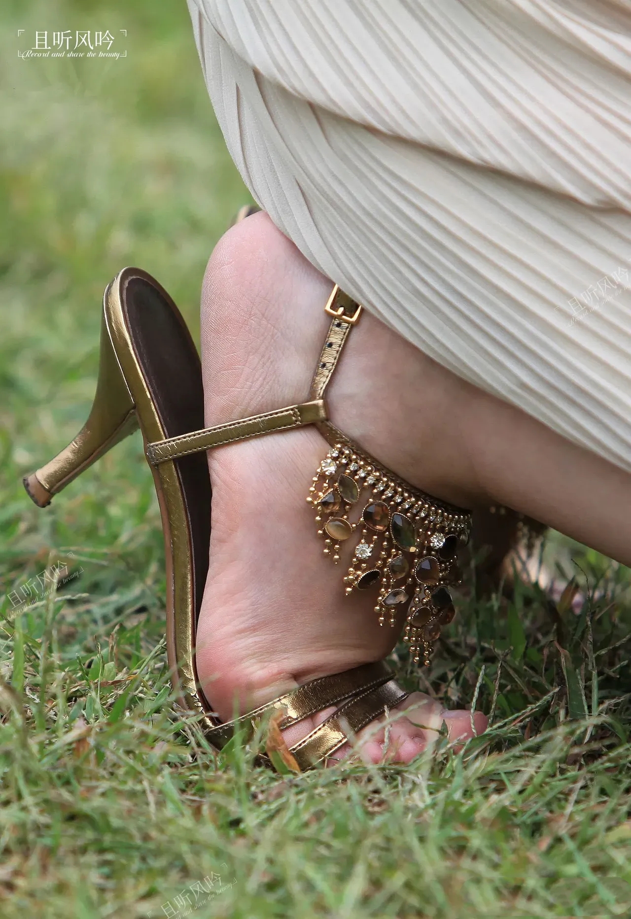 草地上的美脚 #养眼美女# #最美脚丫# #美腿丝袜高跟鞋# #美女# #美脚