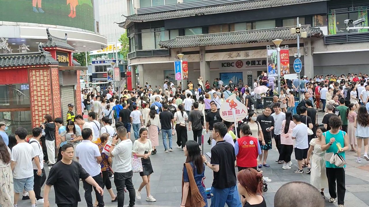 深圳女强人流浪街头图片