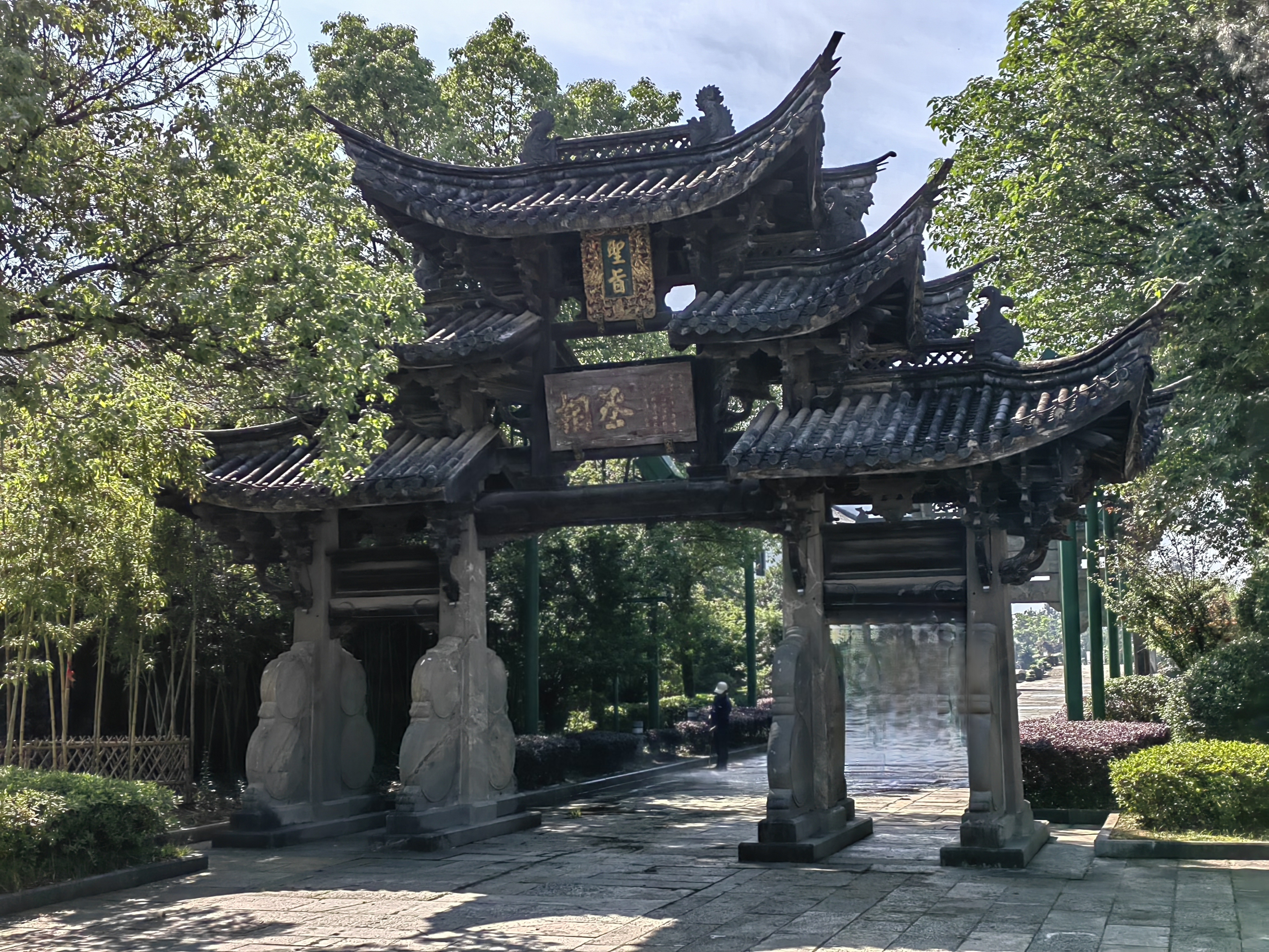 龙游石窟有24个独立,呈北斗七星状排列的洞窟,大小深浅不一,里面空空