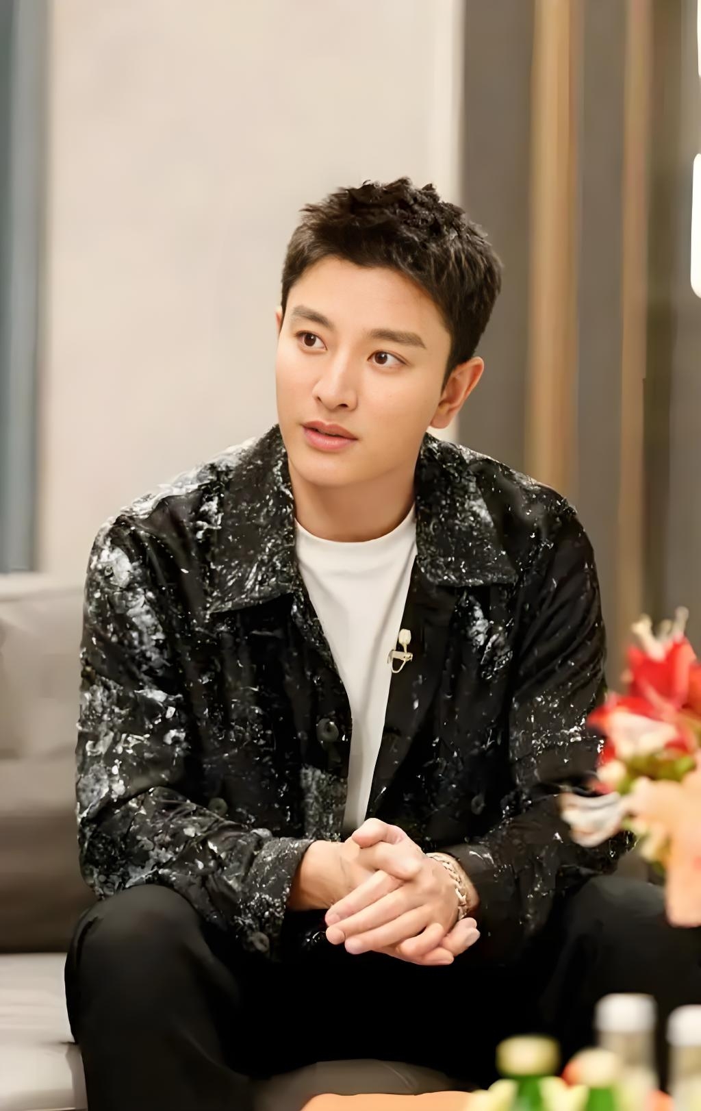 13日,贾乃亮发微博晒狗,配文:"过个年又胖了,就你俩最舒服