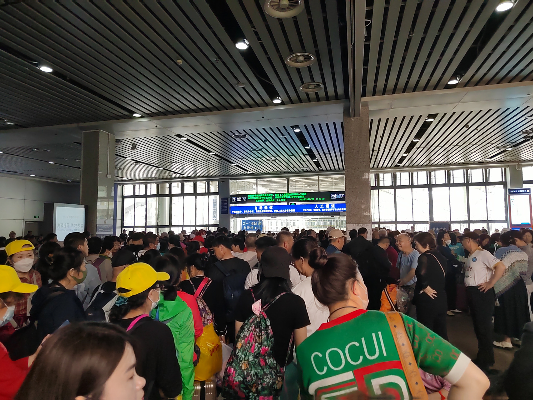 今天,桂林北站. 疫情之后,第一次见到如此拥挤人流.