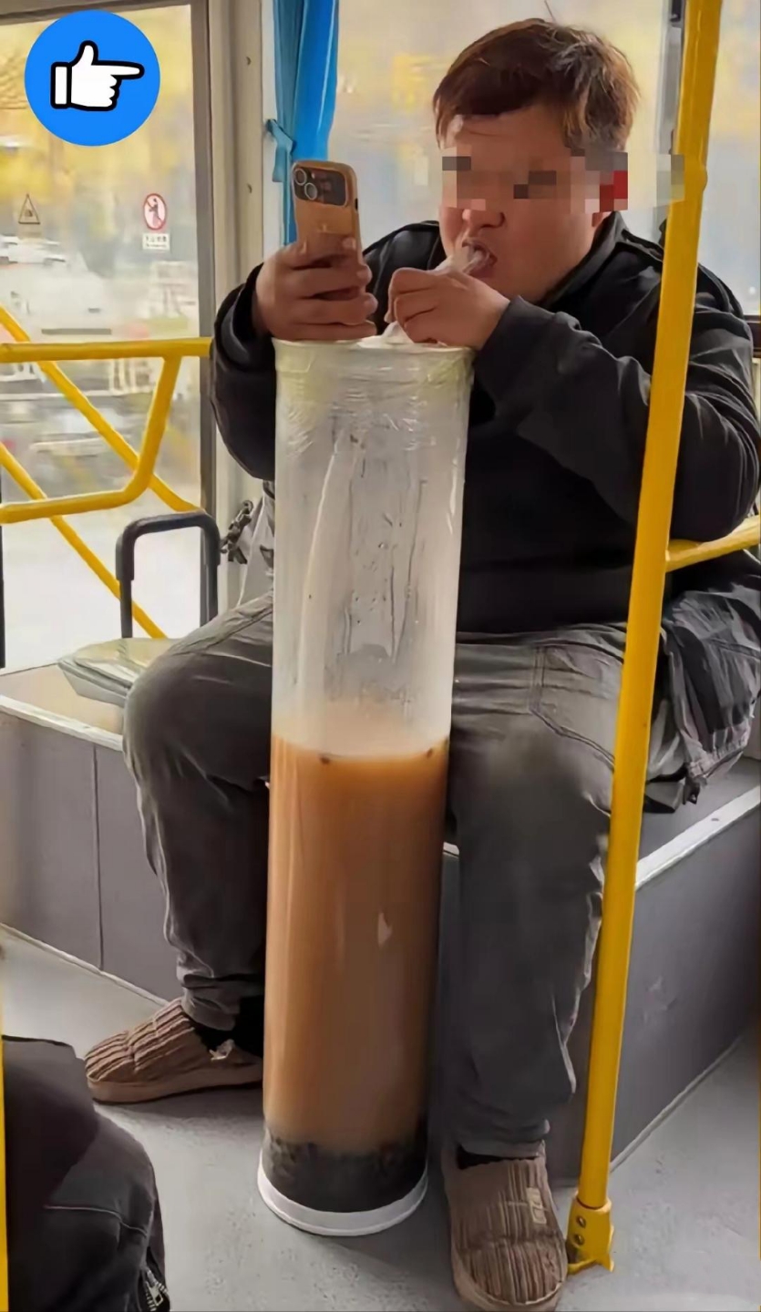 吸管粗得惊人,仿佛能感受到饮用时的豪迈