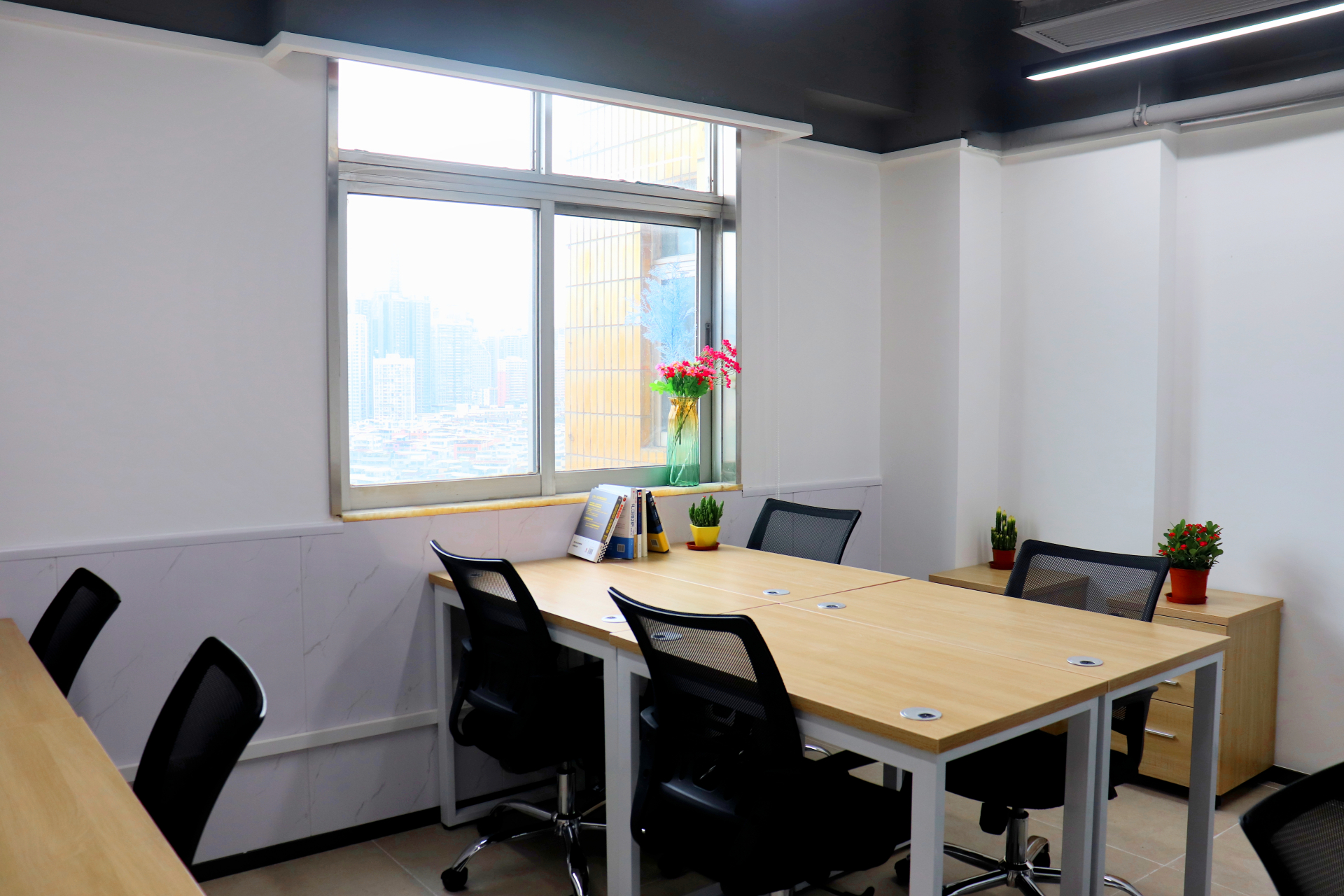 这里是创客空间独立办公室 2个人办公,有电梯,上货很方便,环境找岛妹