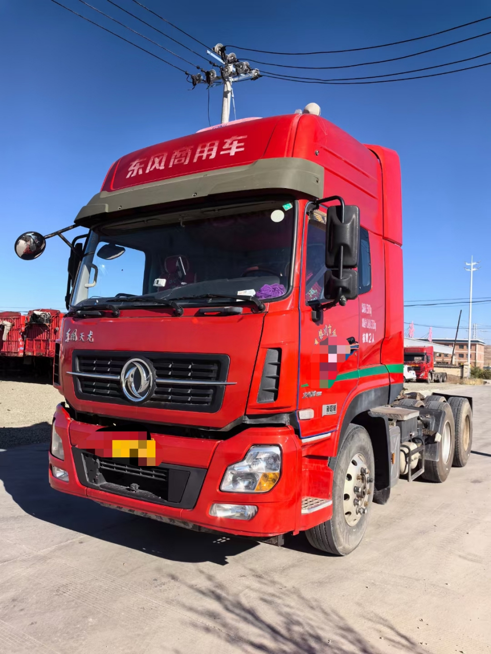 红色东风天龙卡车,让你体验不一样的驾驶乐趣!
