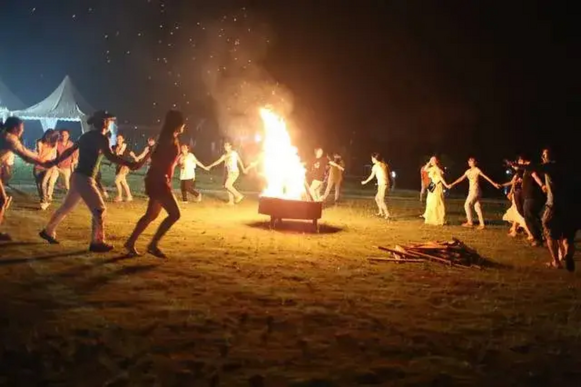 围着篝火舞起来 江渚渔樵/文 一 吉他声声弹,手鼓阵阵敲, 篝火点起来