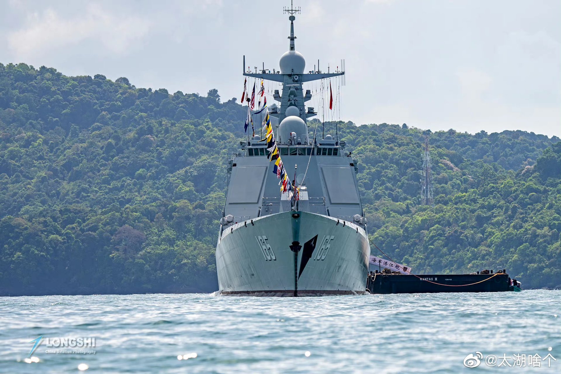 中国青壮派主力驱逐舰052dl闪亮登场兰卡威,这后视图格外的吸睛,真不