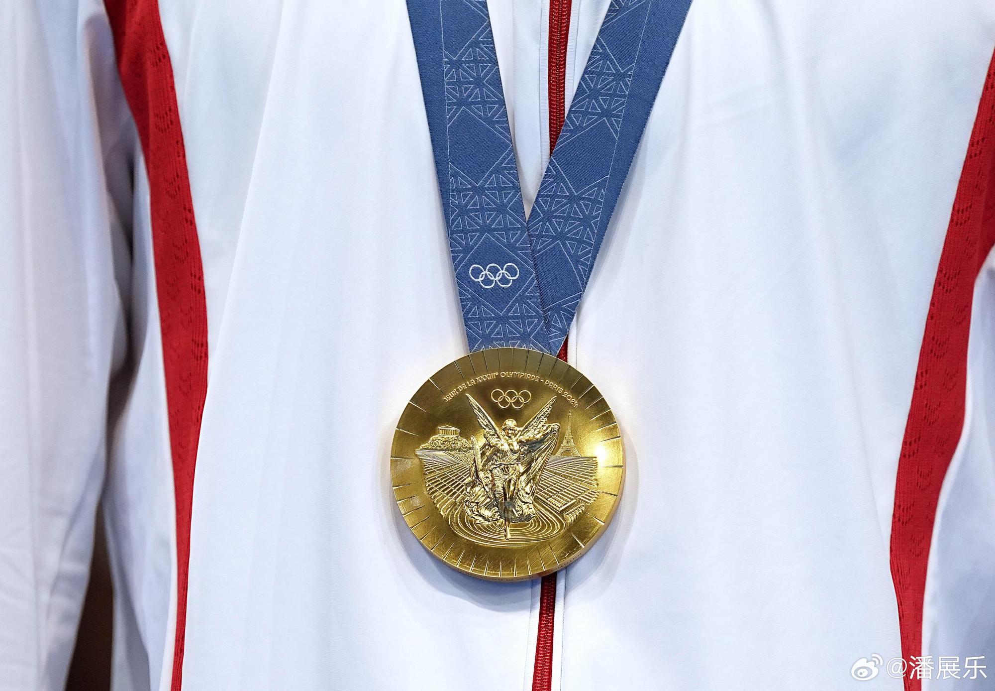 一年前许下的诺言,现在用沉甸甸的团队金牌来兑现,简直就像电影里的