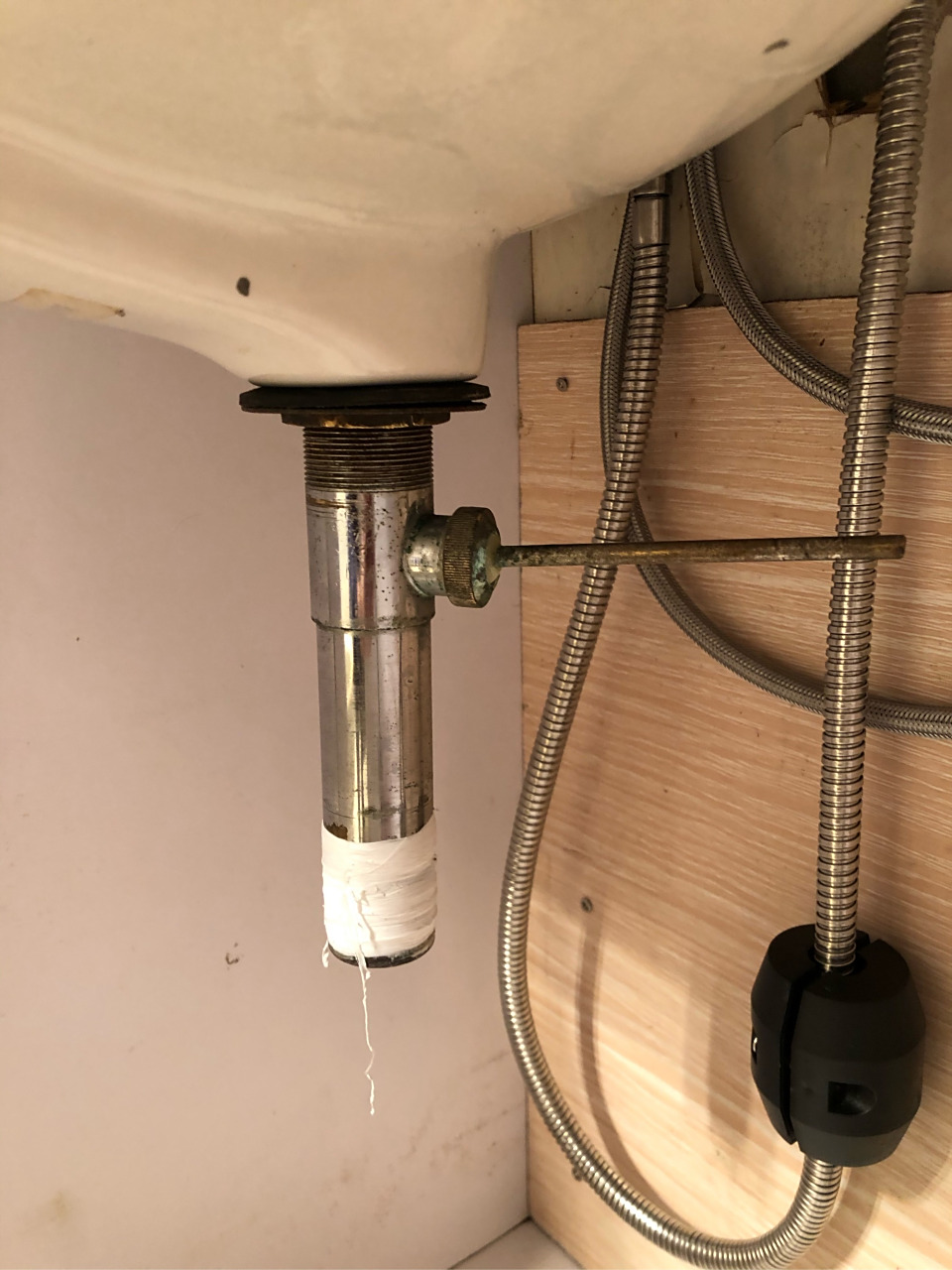 这样的面盆下方水管如何拆除?