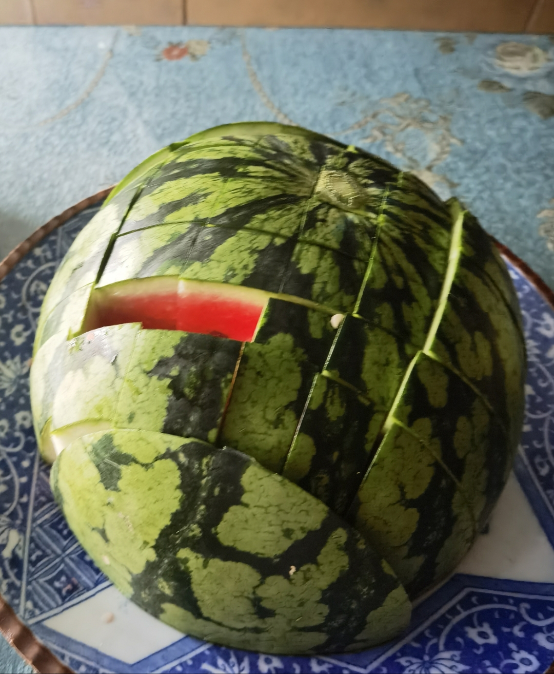 想着自己呢前几年还有和朋友们讨论西瓜是先挖中间吃还是先挖边上吃