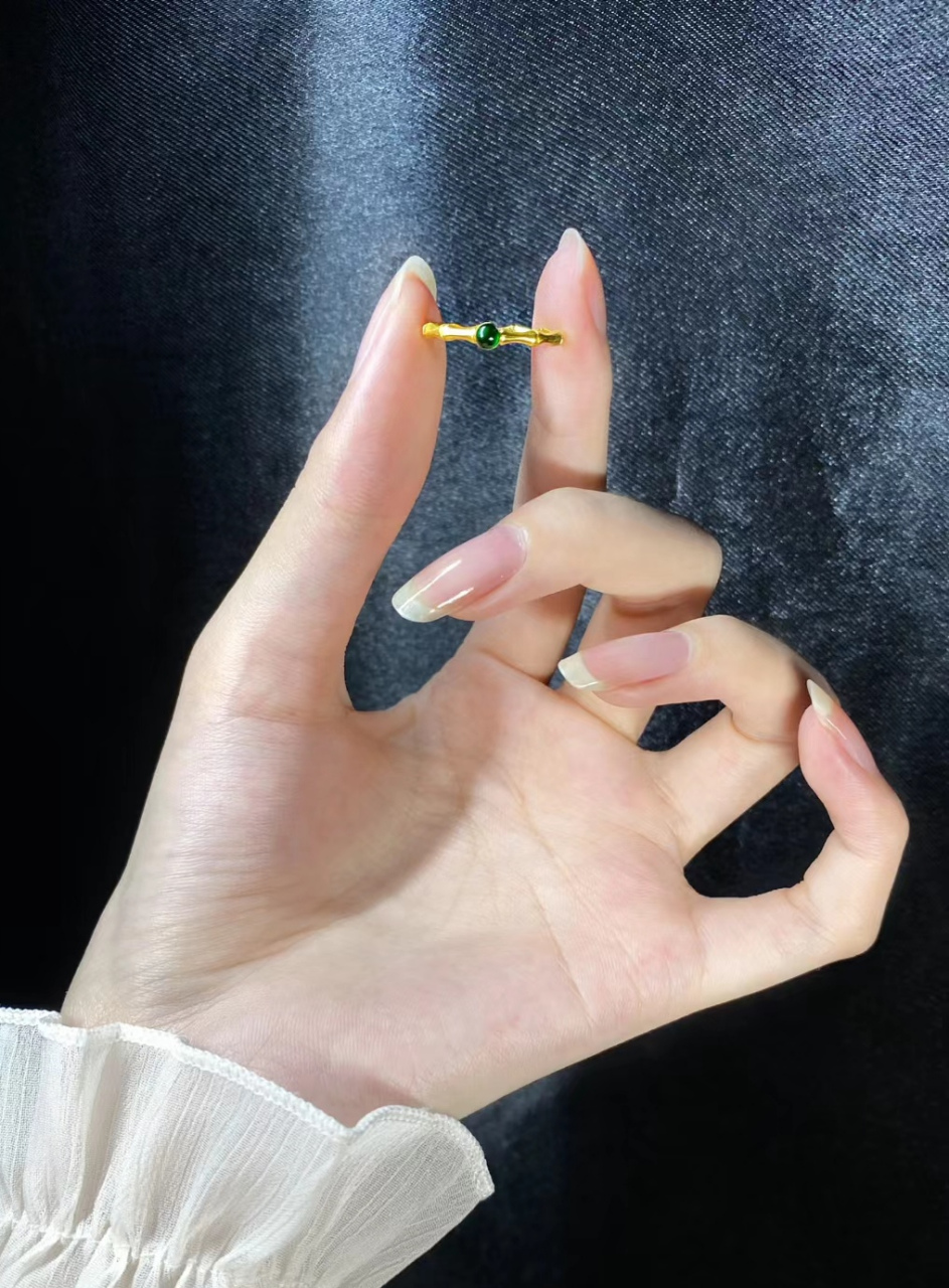 擢纤纤之素手,雪皓腕而露形!