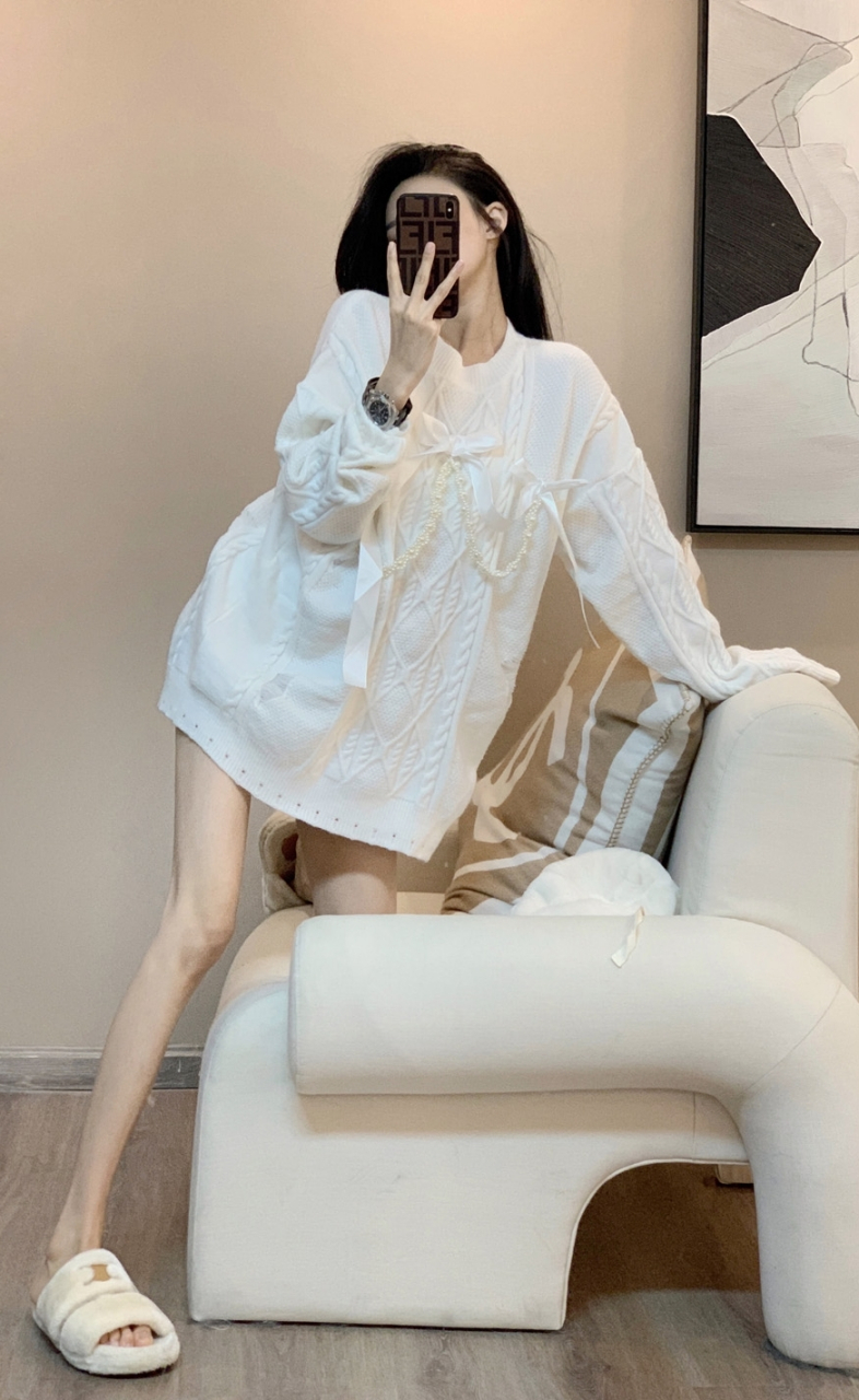 即使自拍不露脸,穿着宽松的衣服,也能感觉到是一个身材火辣的美女!