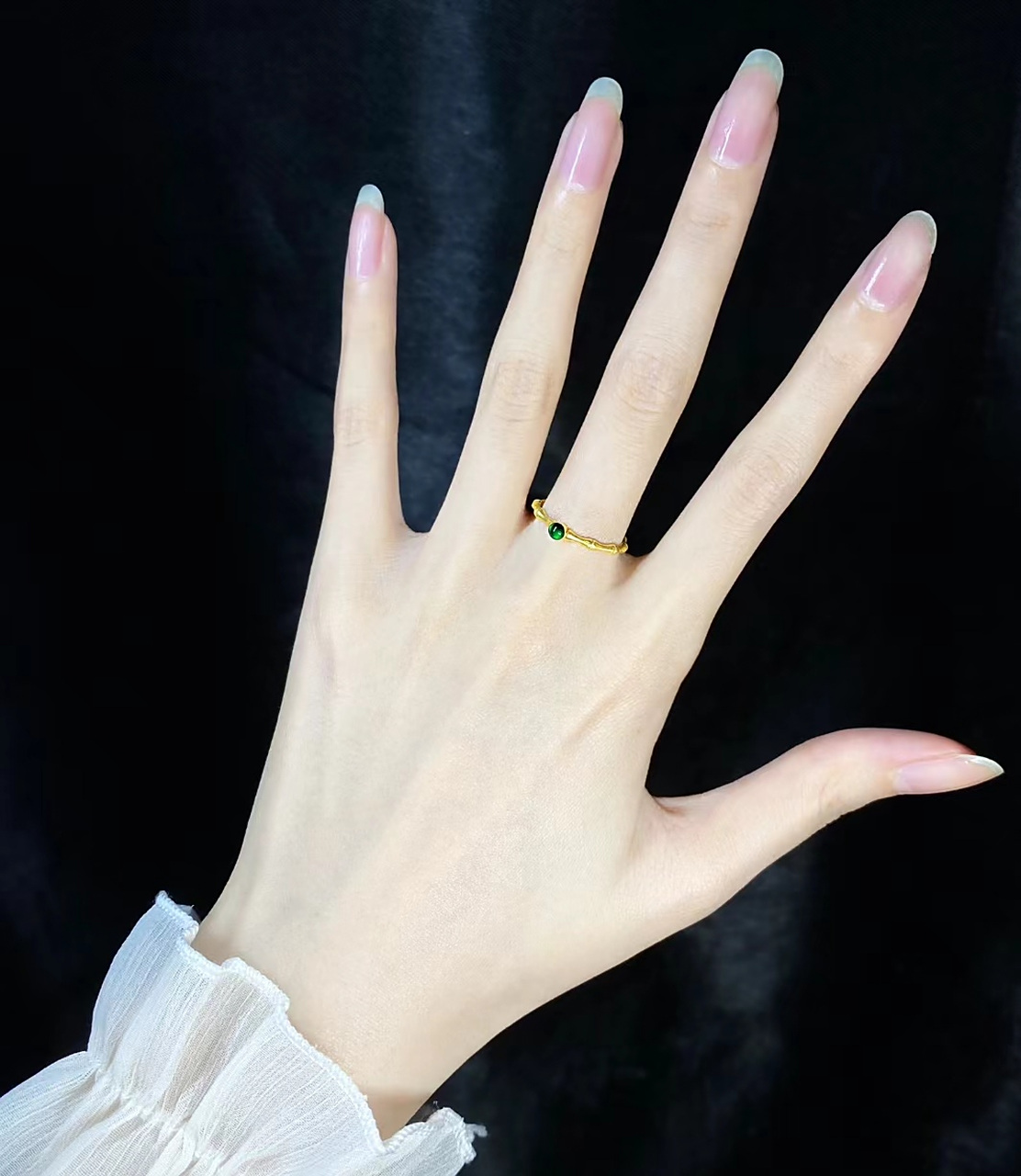 擢纤纤之素手,雪皓腕而露形!