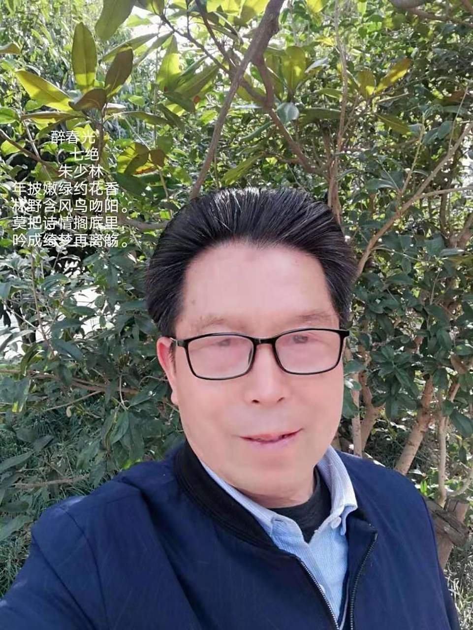 七绝桃花情思  朱少林  夜雨轻催万树红,  悄然绽放吻春风.