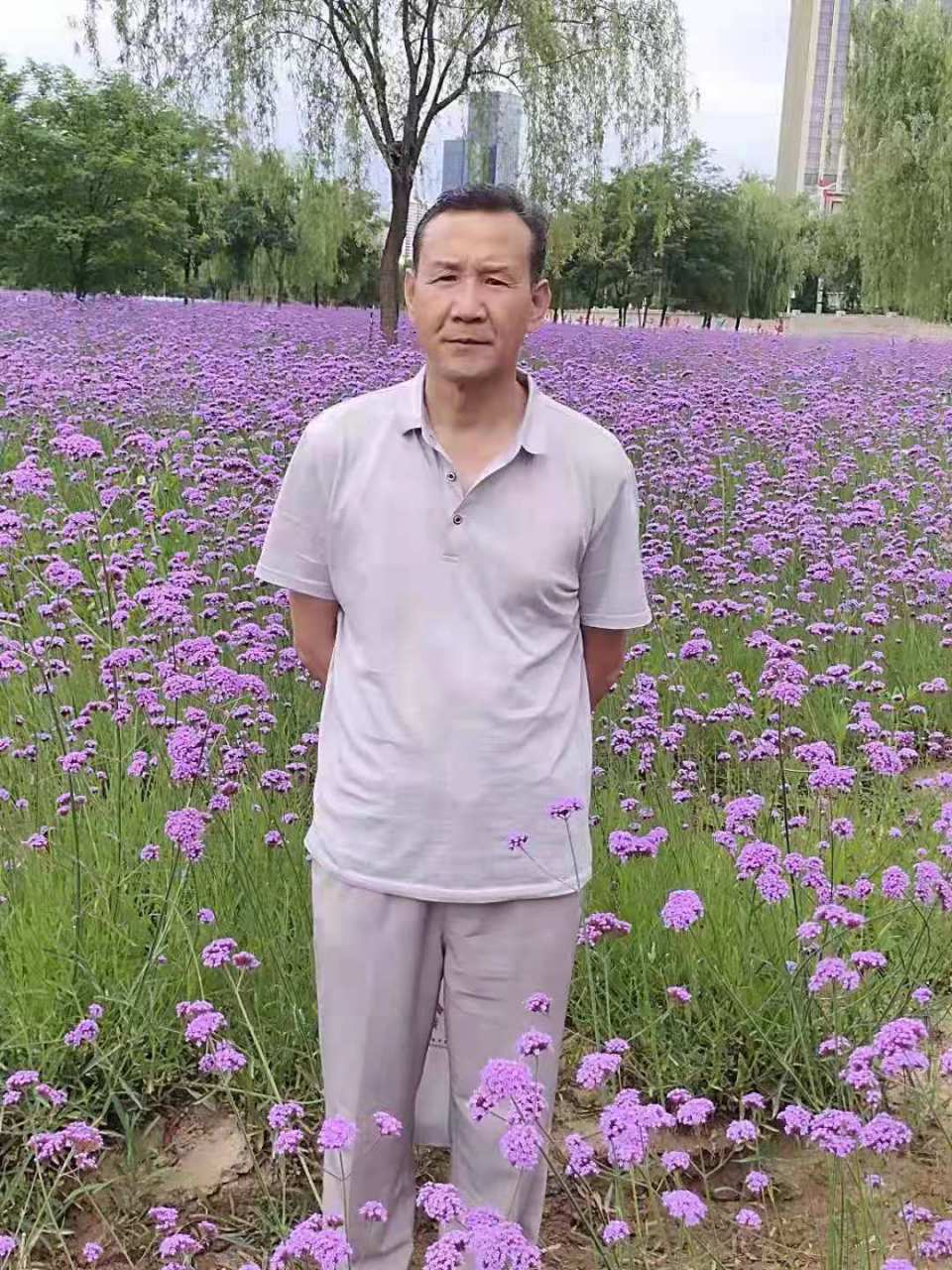 作者/李润林      秋  晨雨沙沙时有风,  夜归顿觉湿寒冲.