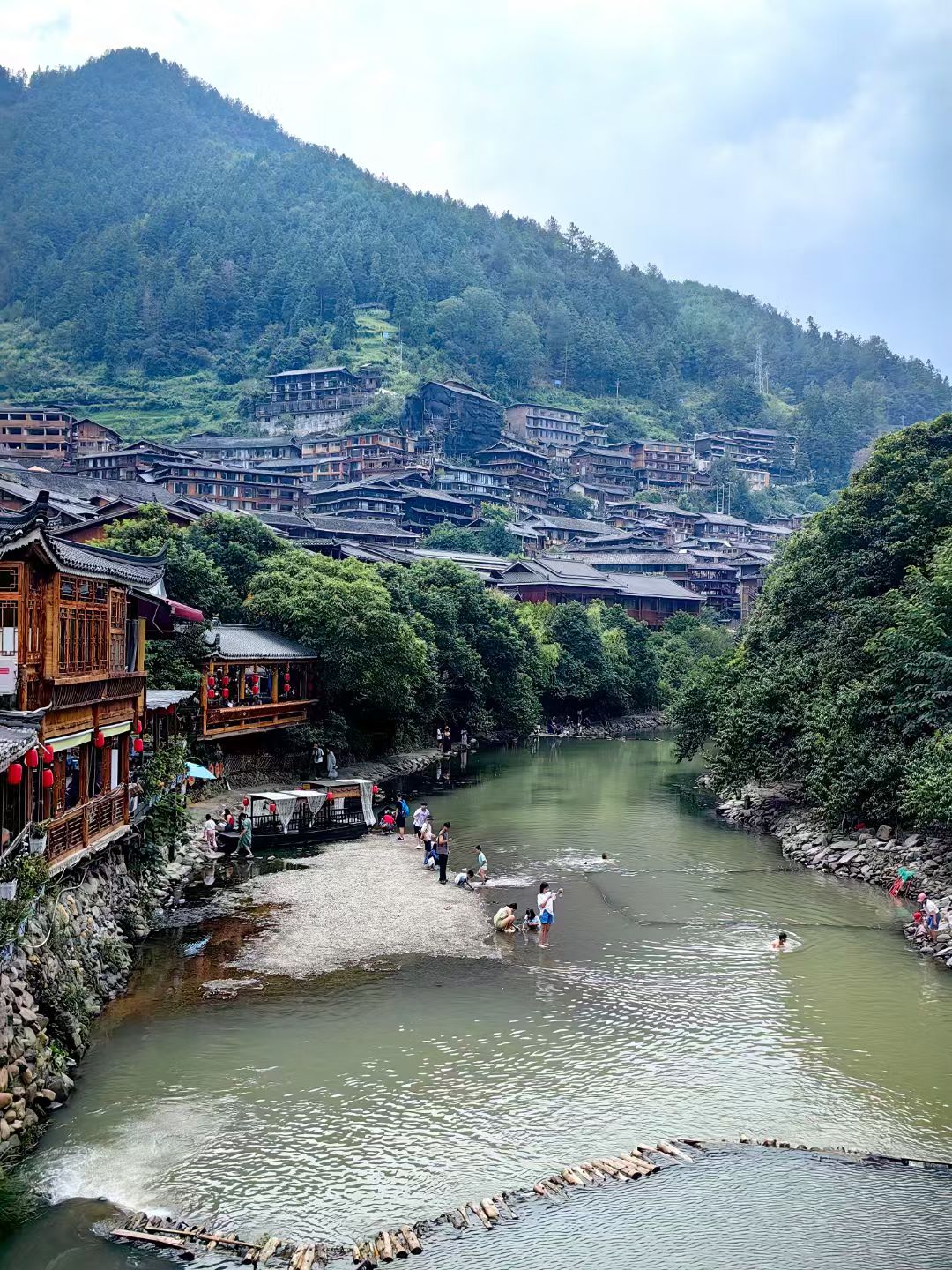 由十余个依山而建的自然村寨相连成片的贵州西江千户苗寨,是中国最大