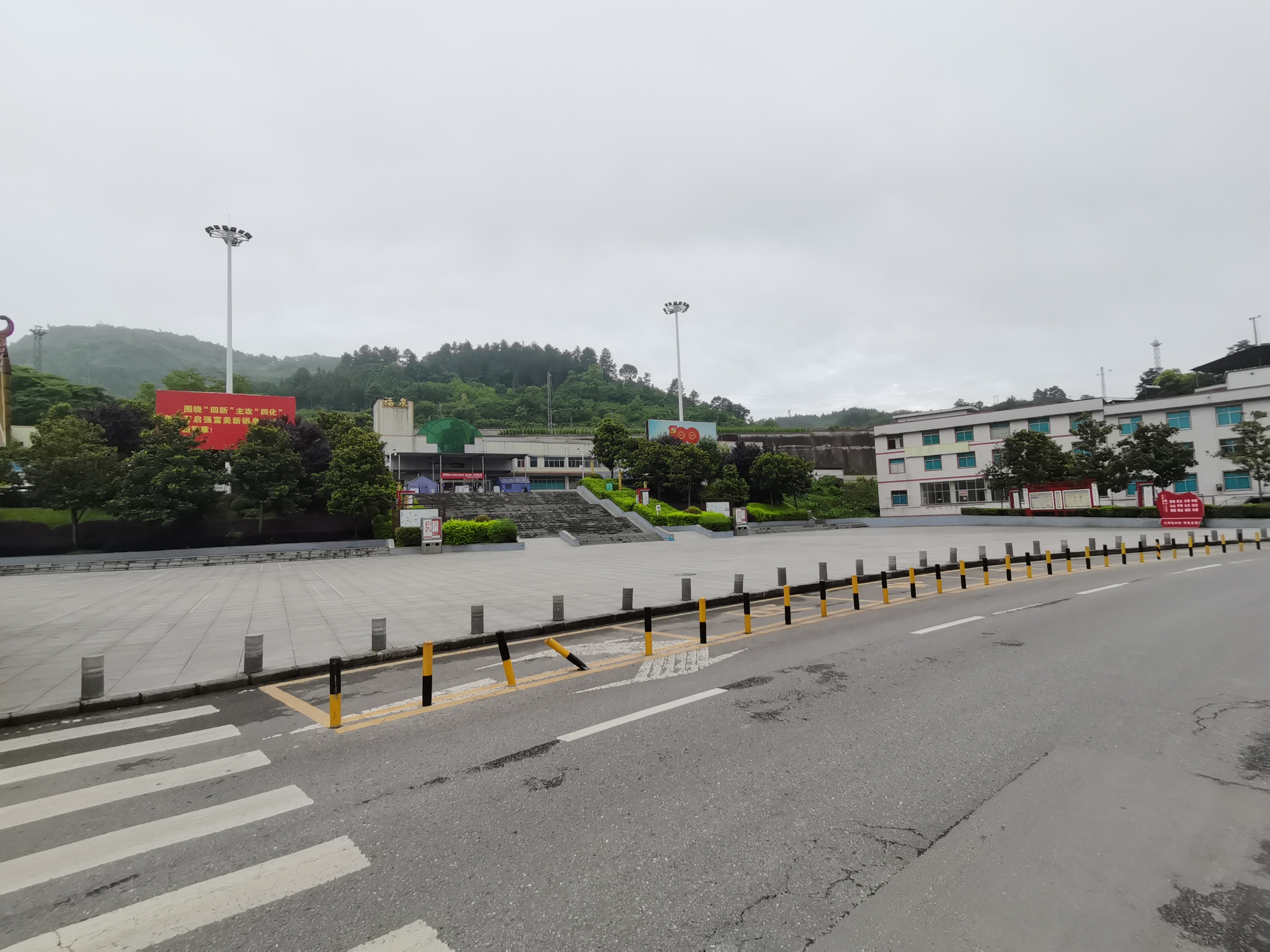 实时街景#贵州省福泉市福泉火车站(20220628晨)  "呜……呜……呜