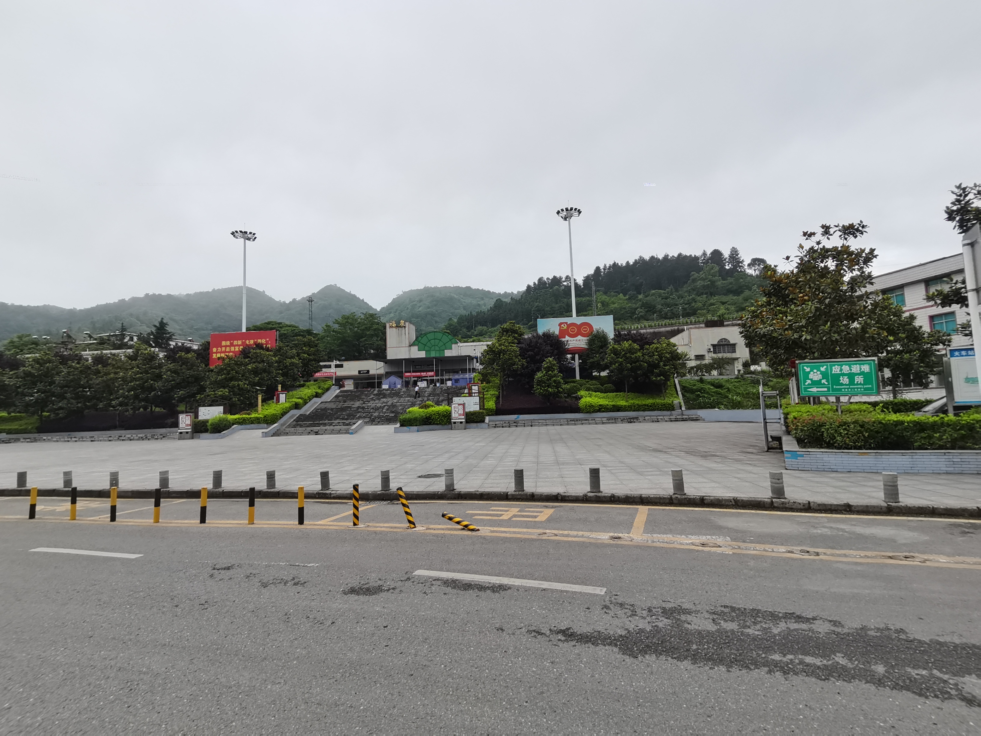 实时街景#贵州省福泉市福泉火车站(20220628晨)  "呜……呜……呜