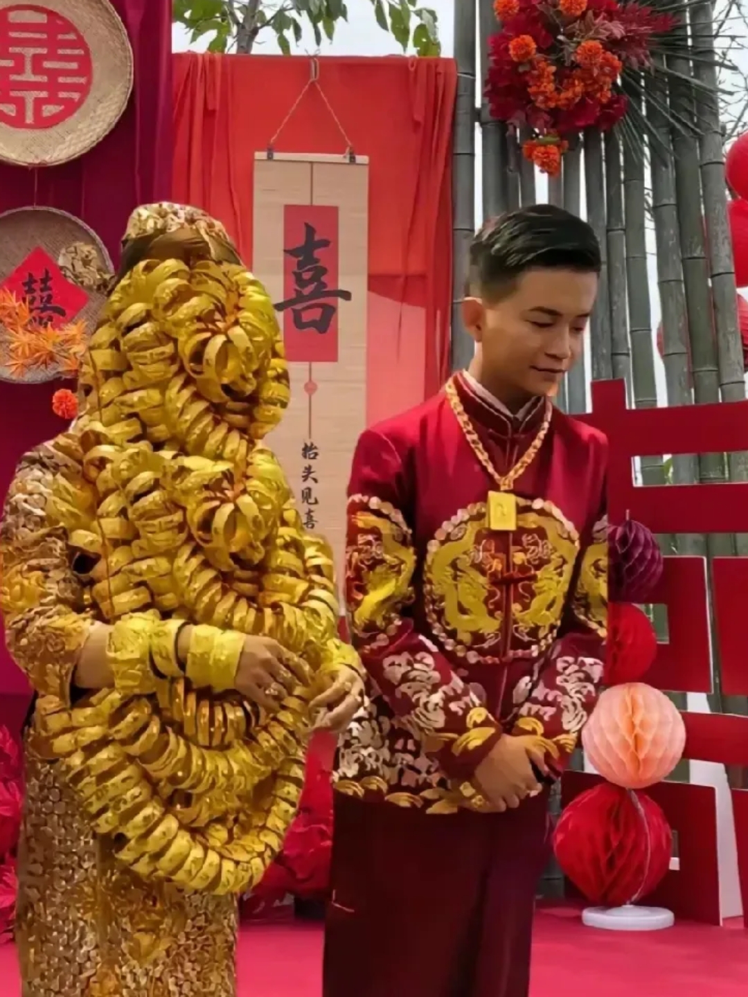 想看新娘的容颜,却只见黄金璀璨,真是"千金难买一见颜"啊!