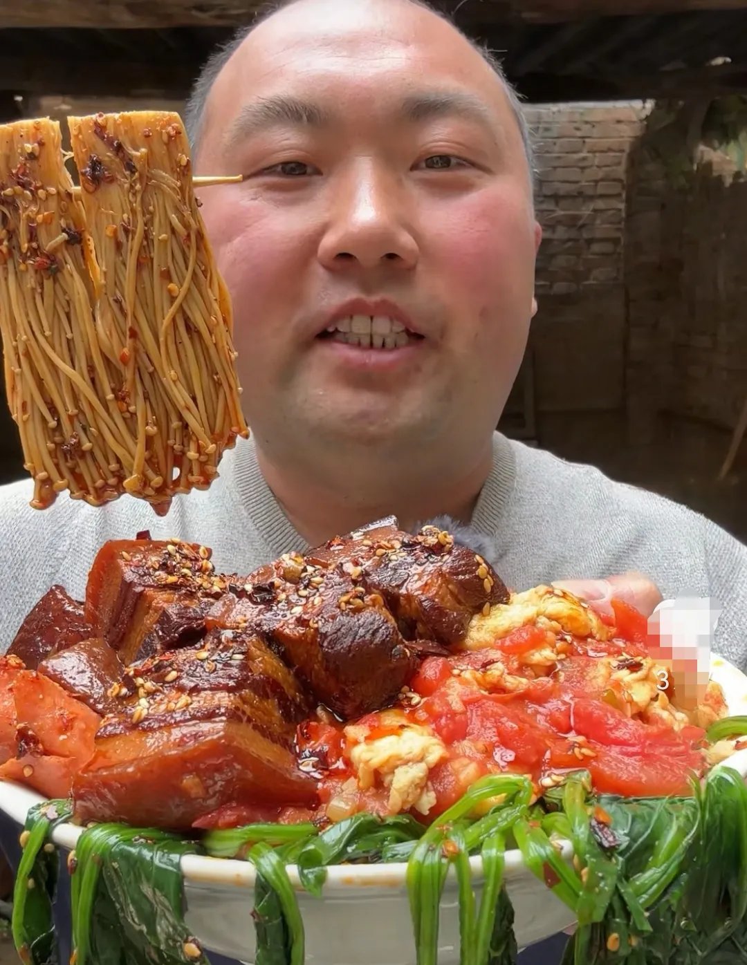 从22年1月底开始,小张就开始拍视频了,内容主要是家常菜之类的美食