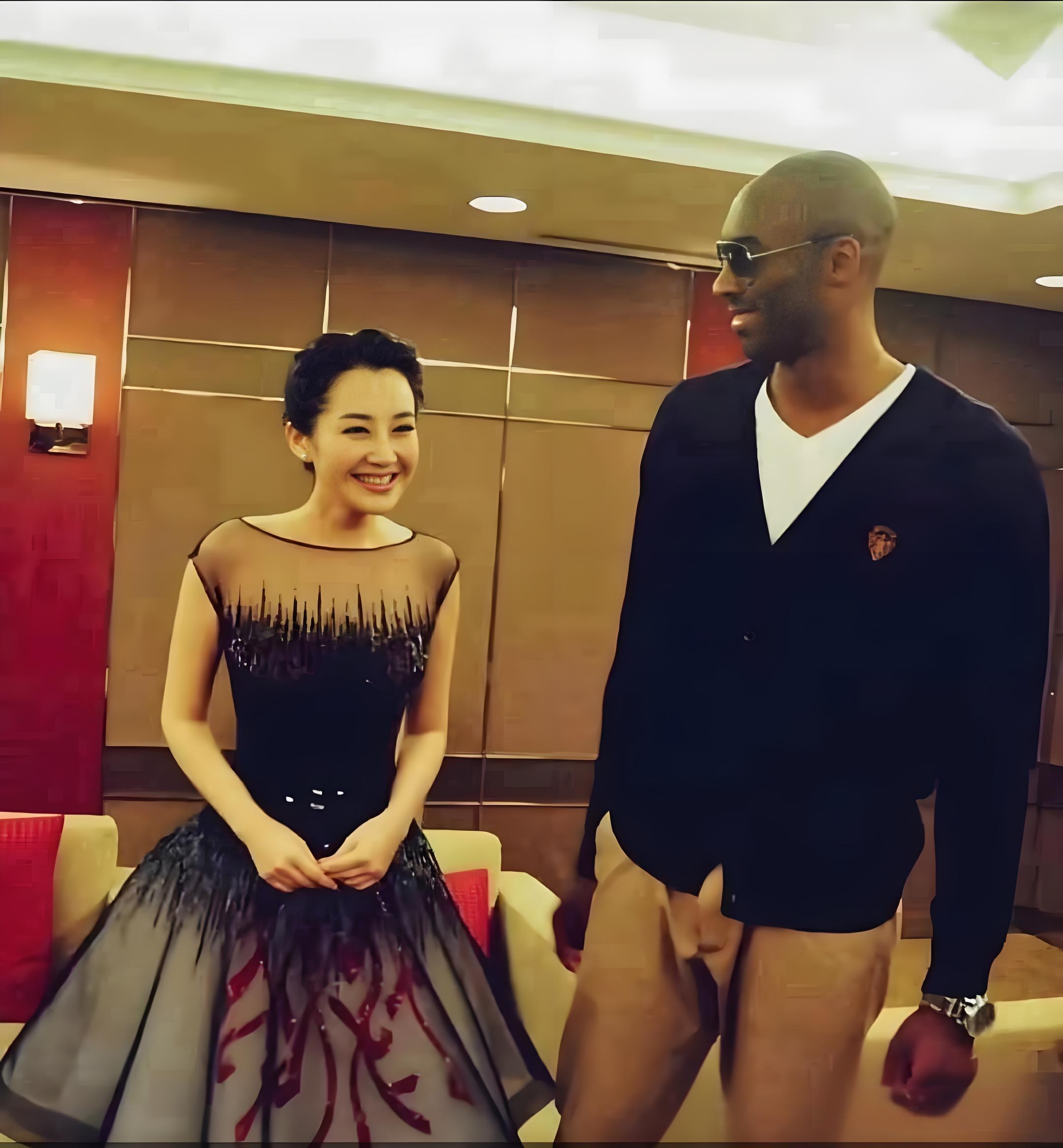 许晴身着抹胸小黑裙,笑意盈盈,小梨涡格外俏皮