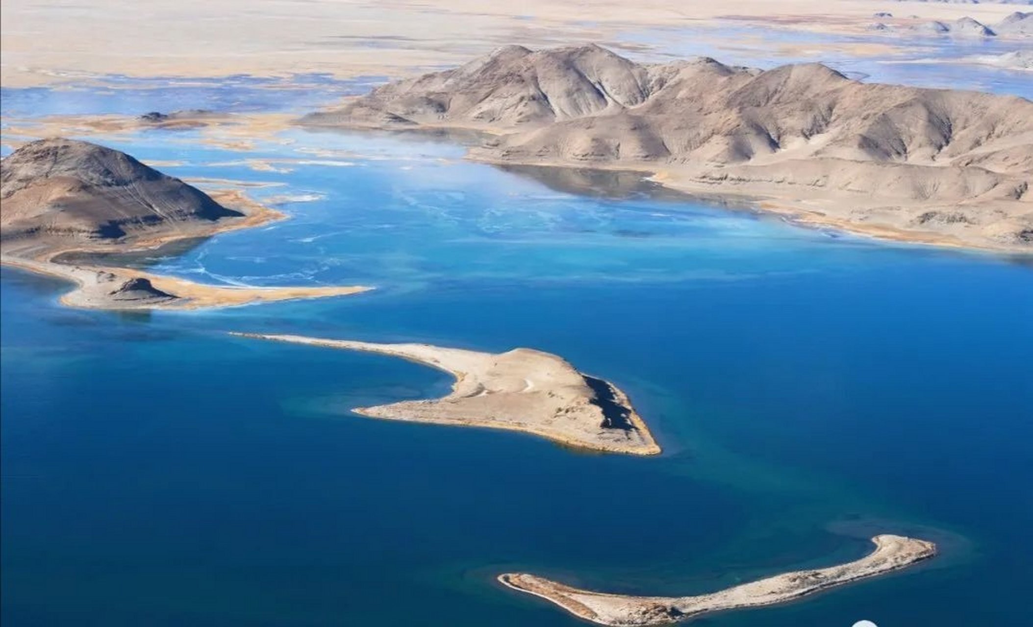实际上班公湖的确就是一个典型的河道型湖泊.