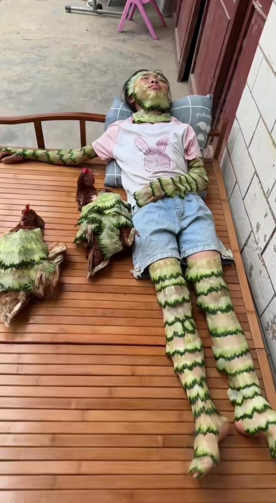 从这几张图至少可以看这俩鸡咯咯和小女孩平时很亲密,真享受!