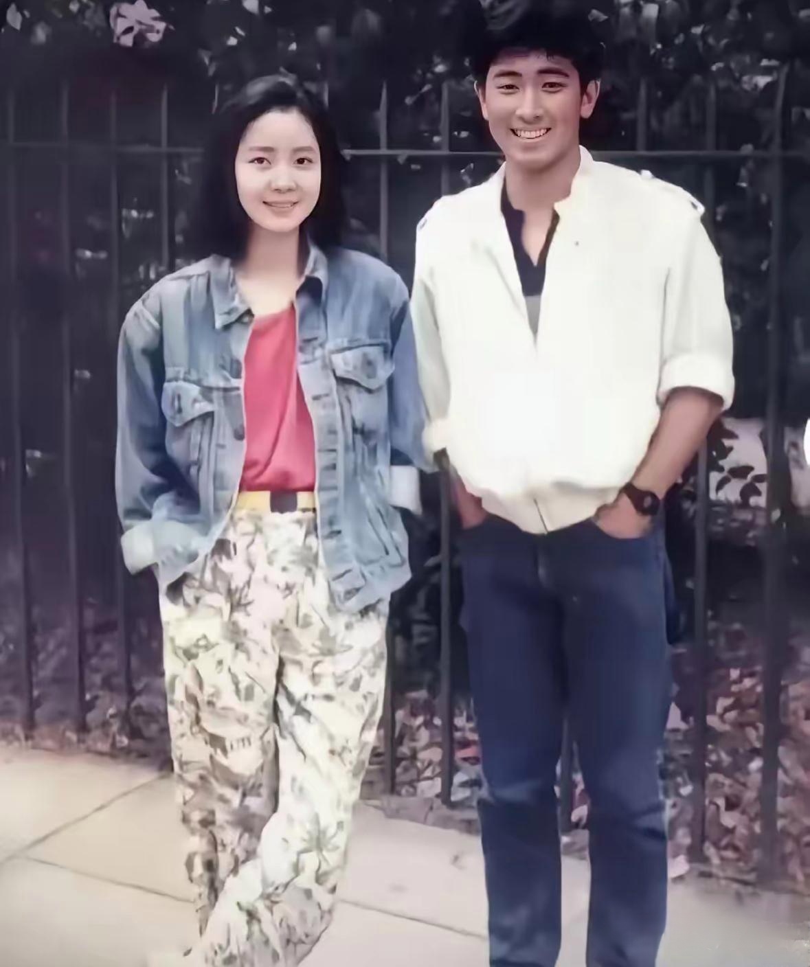 1980年,38岁的张帝与27岁的邓丽君的合影,张帝风华正茂,邓丽君则如花