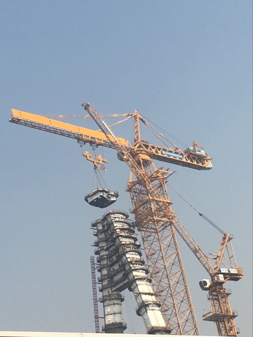 亚洲最大的上回转式塔式起重机,单次最大起重量达240吨