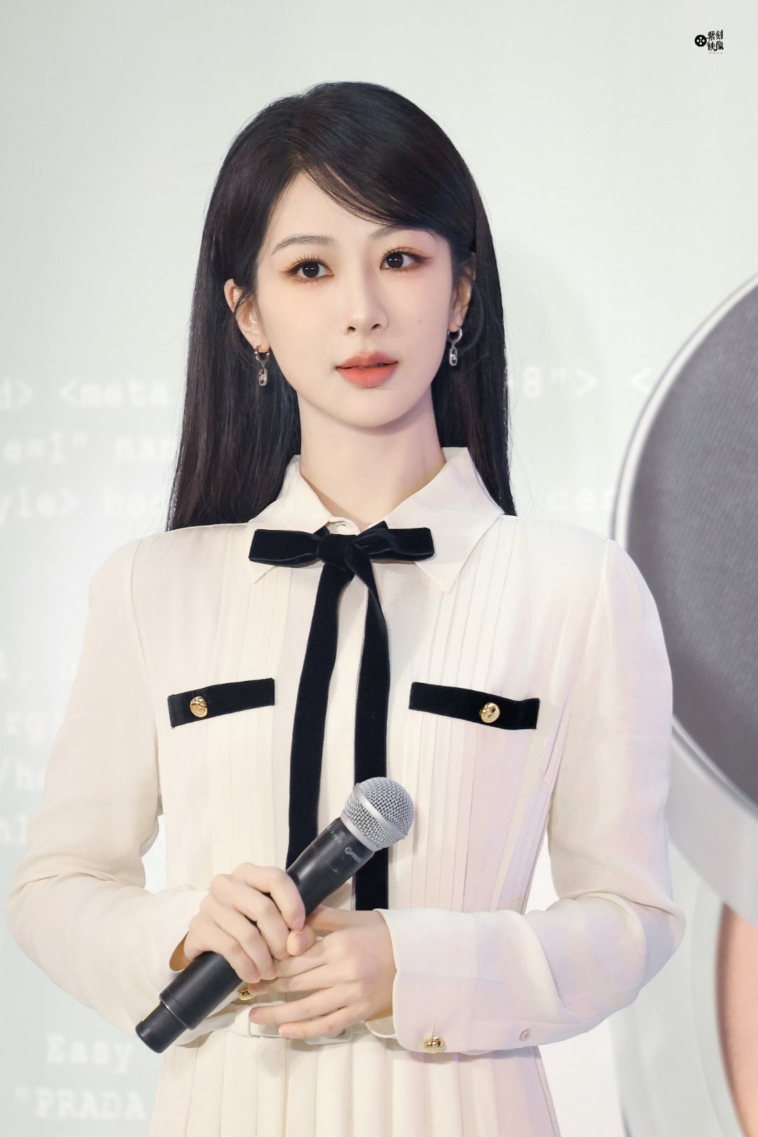 初见面,杨紫很亲切很好相处; 4.县主对何惟芳也