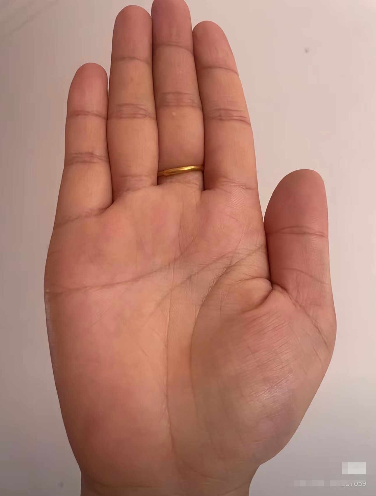 掌色红润,长色较好,杂纹少,加上漂亮的事业线,旺夫旺家的一位女生手相