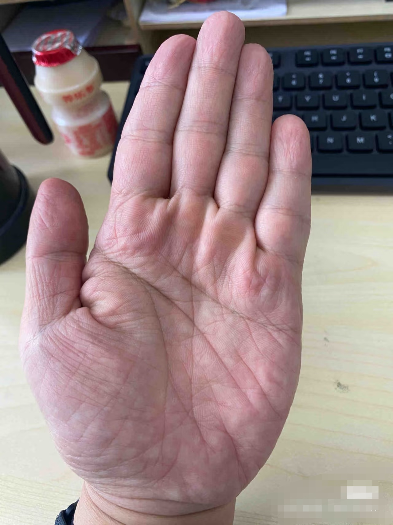 手掌软绵绵,应该比较有钱的一位男生