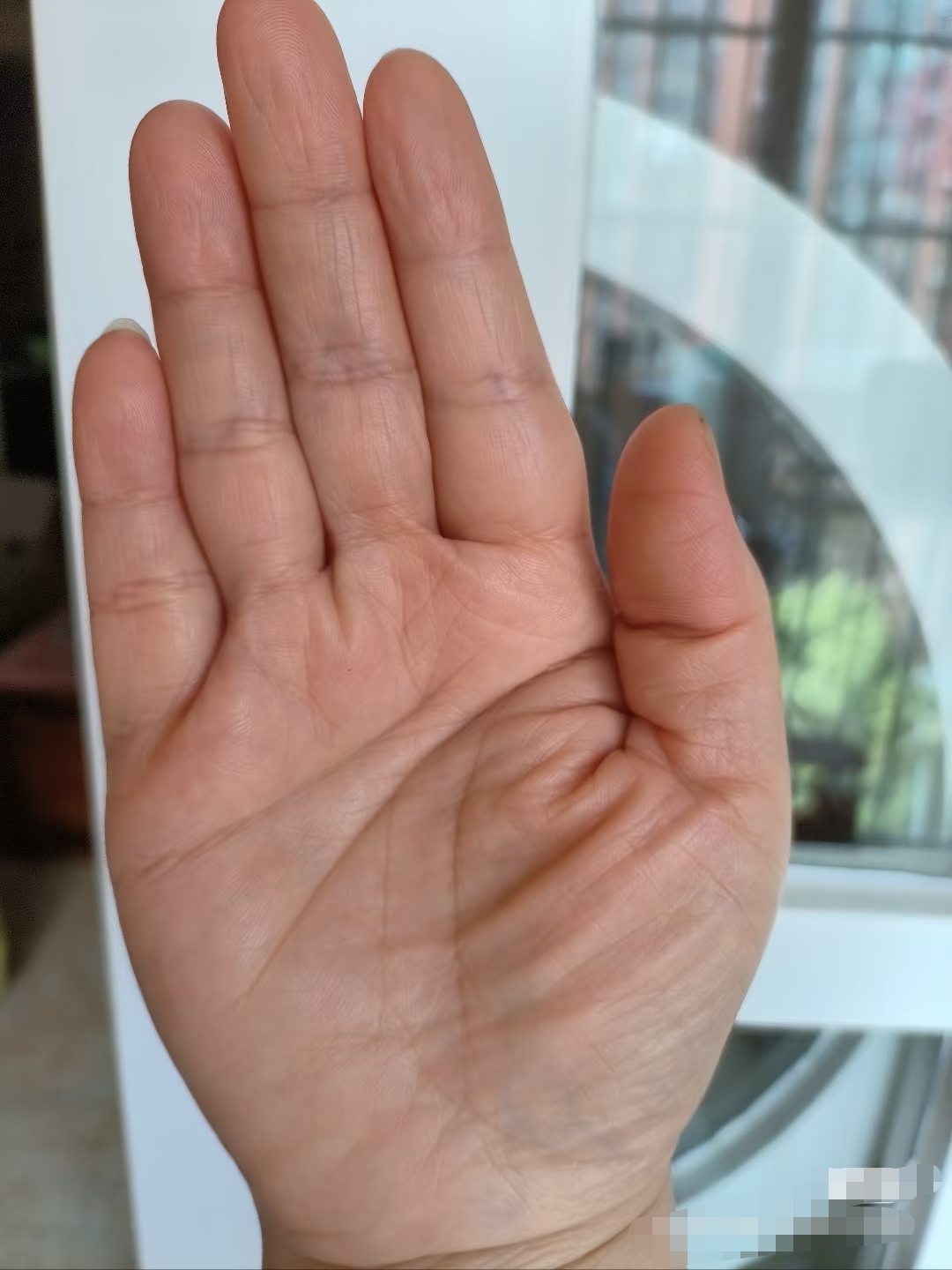 格局很不错的女孩,来龙有情有势,纹路清晰,玉柱有力,有财库.大格局