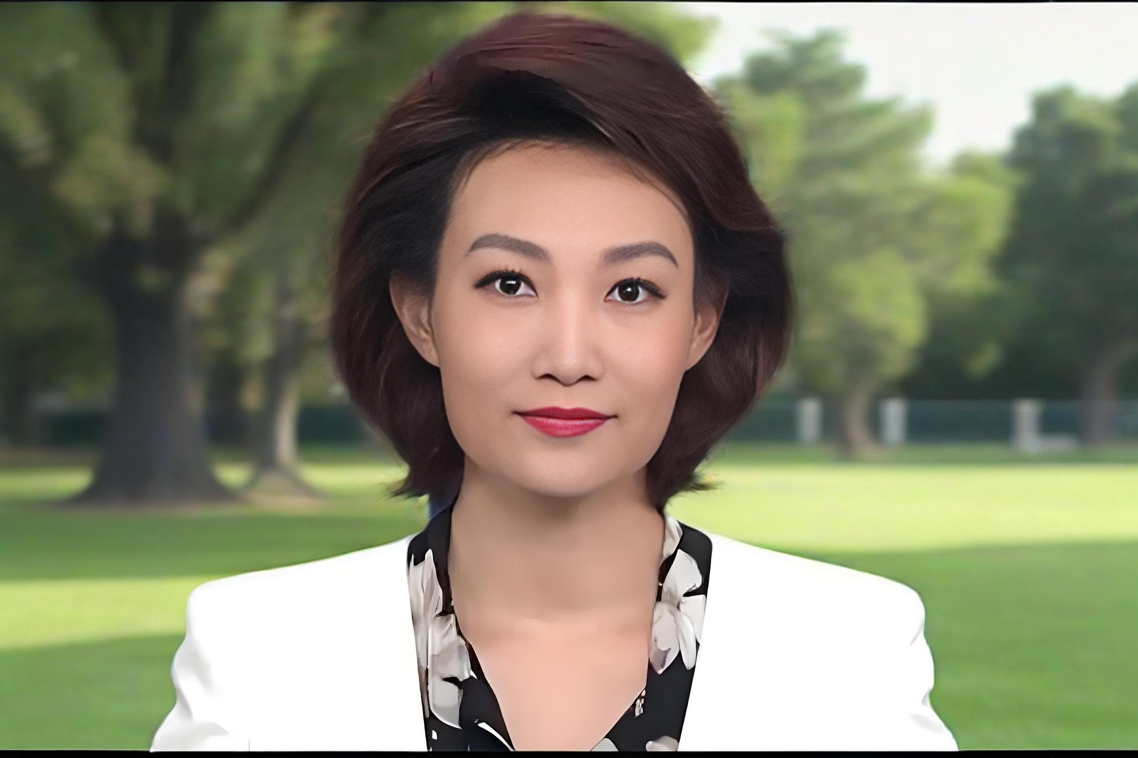 在央视舞台上,李梓萌这个名字我们太熟悉了,她以其超凡的出镜率,被