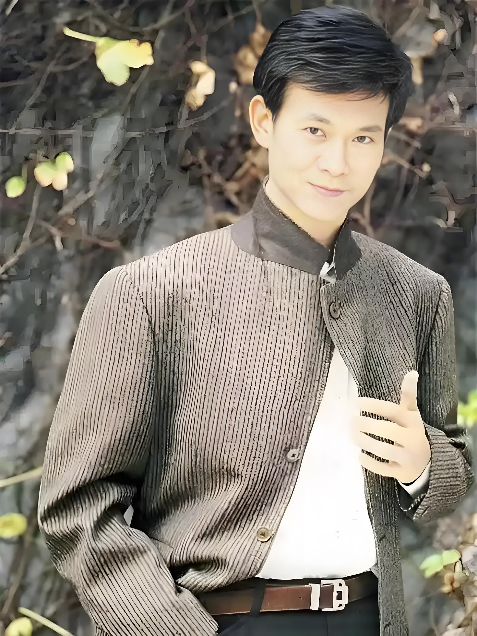 特别郑少秋饰演的乾隆不仅以皇帝的威严和智慧震慑四方,更展现在探访