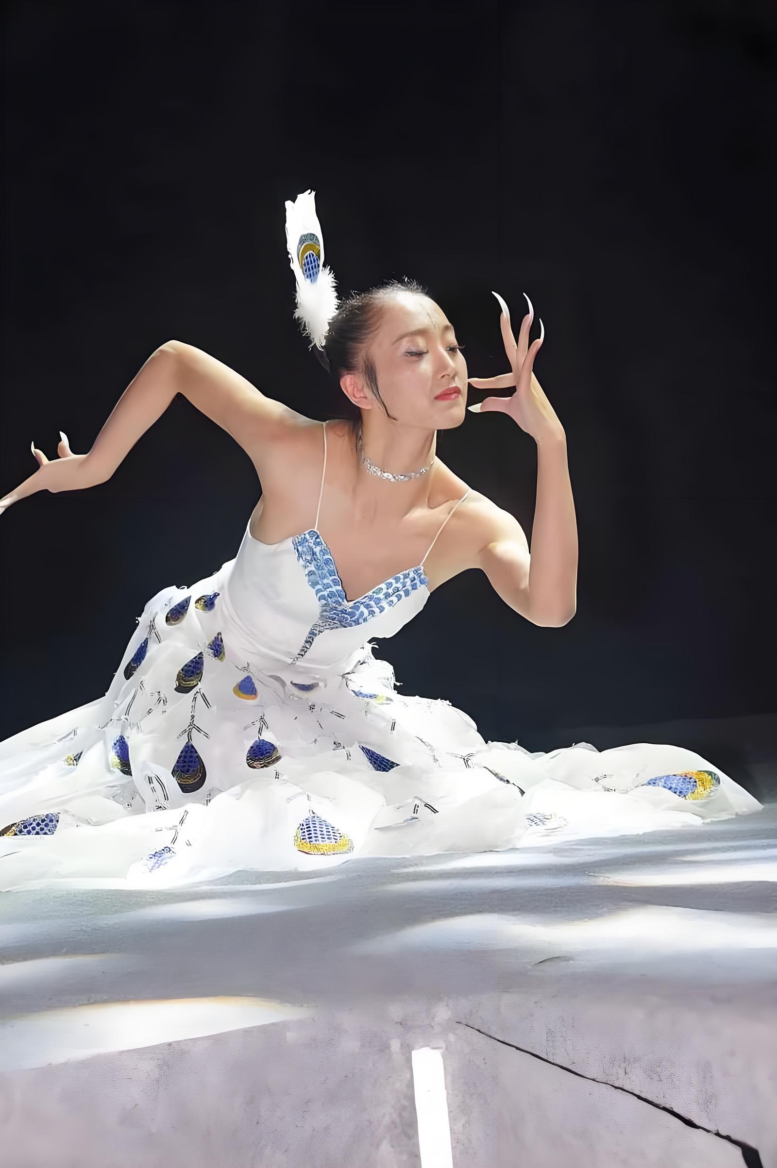 时事热点我来评# 在广袤无垠的中国舞蹈星空中,杨丽萍如同一颗璀璨