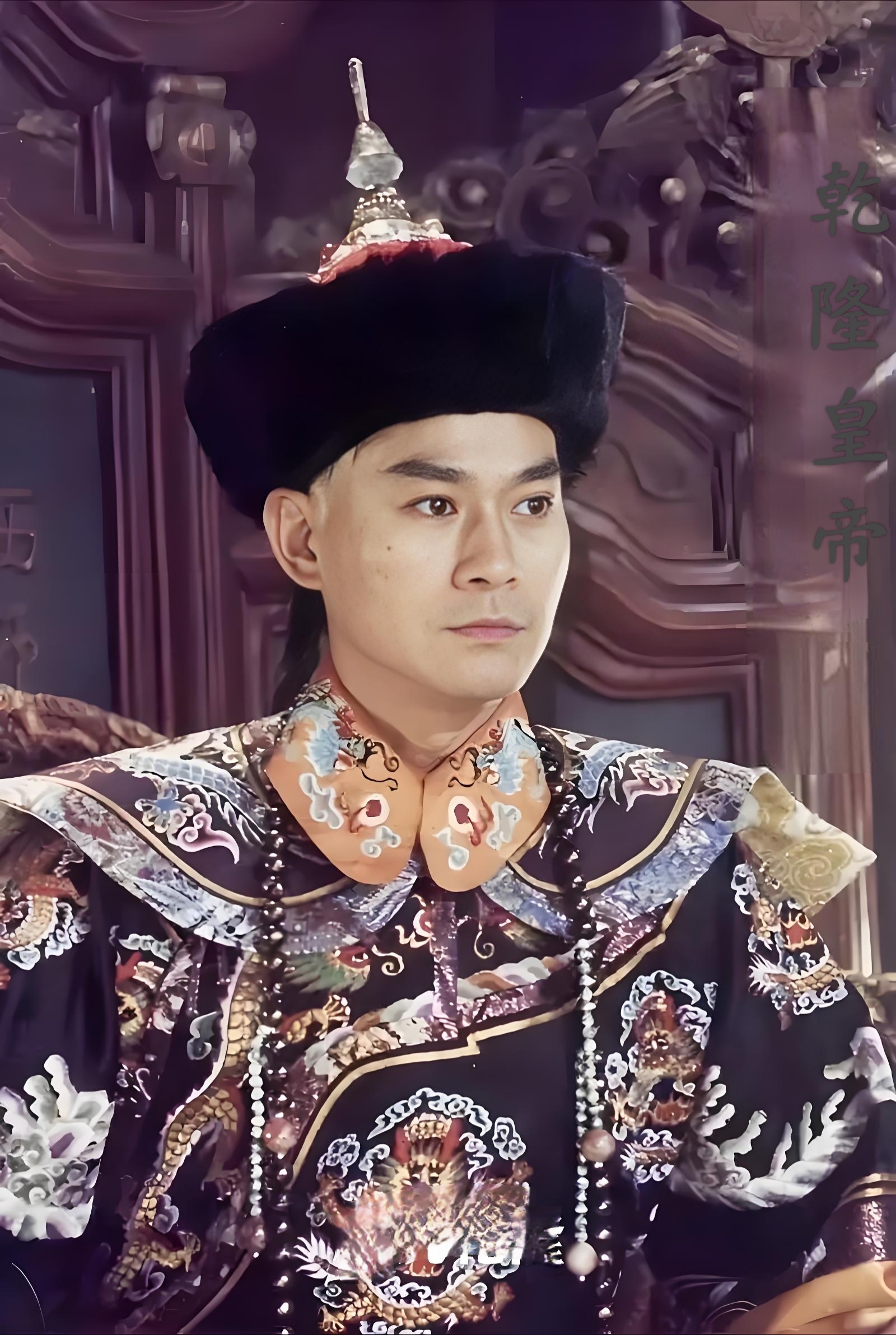 特别郑少秋饰演的乾隆不仅以皇帝的威严和智慧震慑四方,更展现在探访