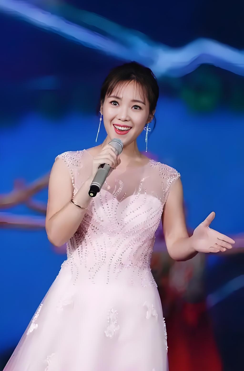 2025春节档# 在《我是歌手谁来踢馆》的璀璨舞台上,云朵这位从遥远