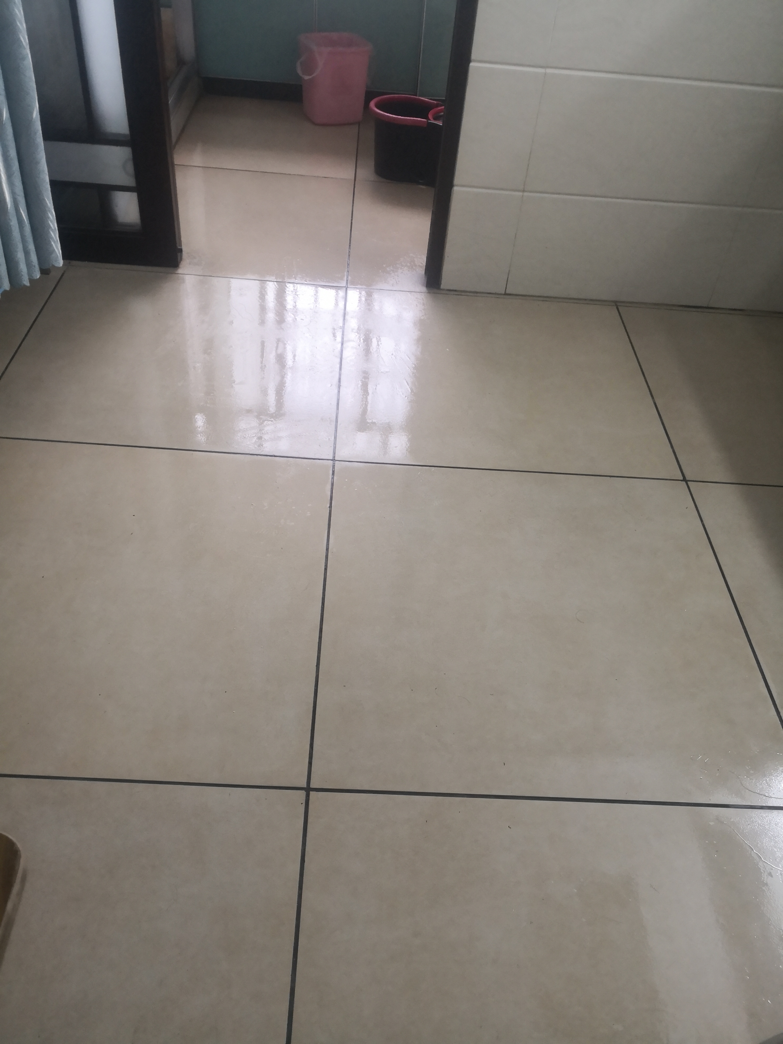 搞完卫生后, 看到干干净净的地板, 心里舒坦好多, 在一个舒适的环境