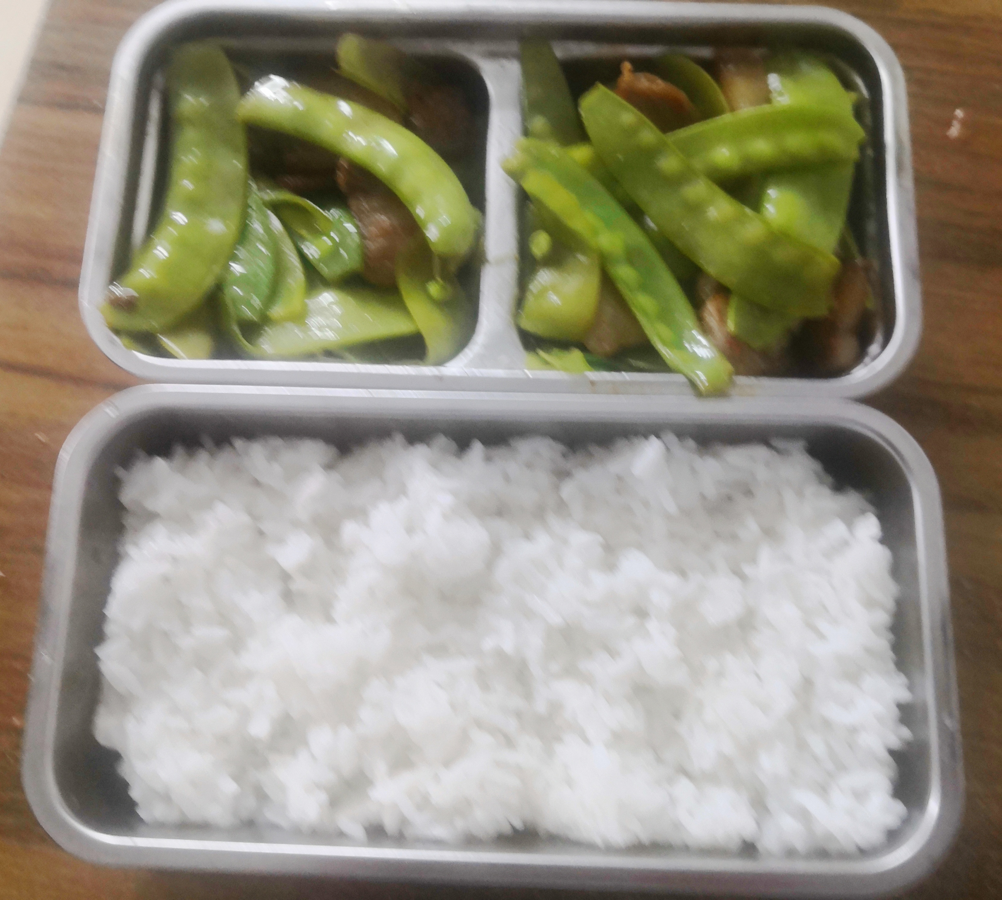今日中午的简单午餐是荷兰豆炒肉十白米饭,自己做的饭菜就是香.