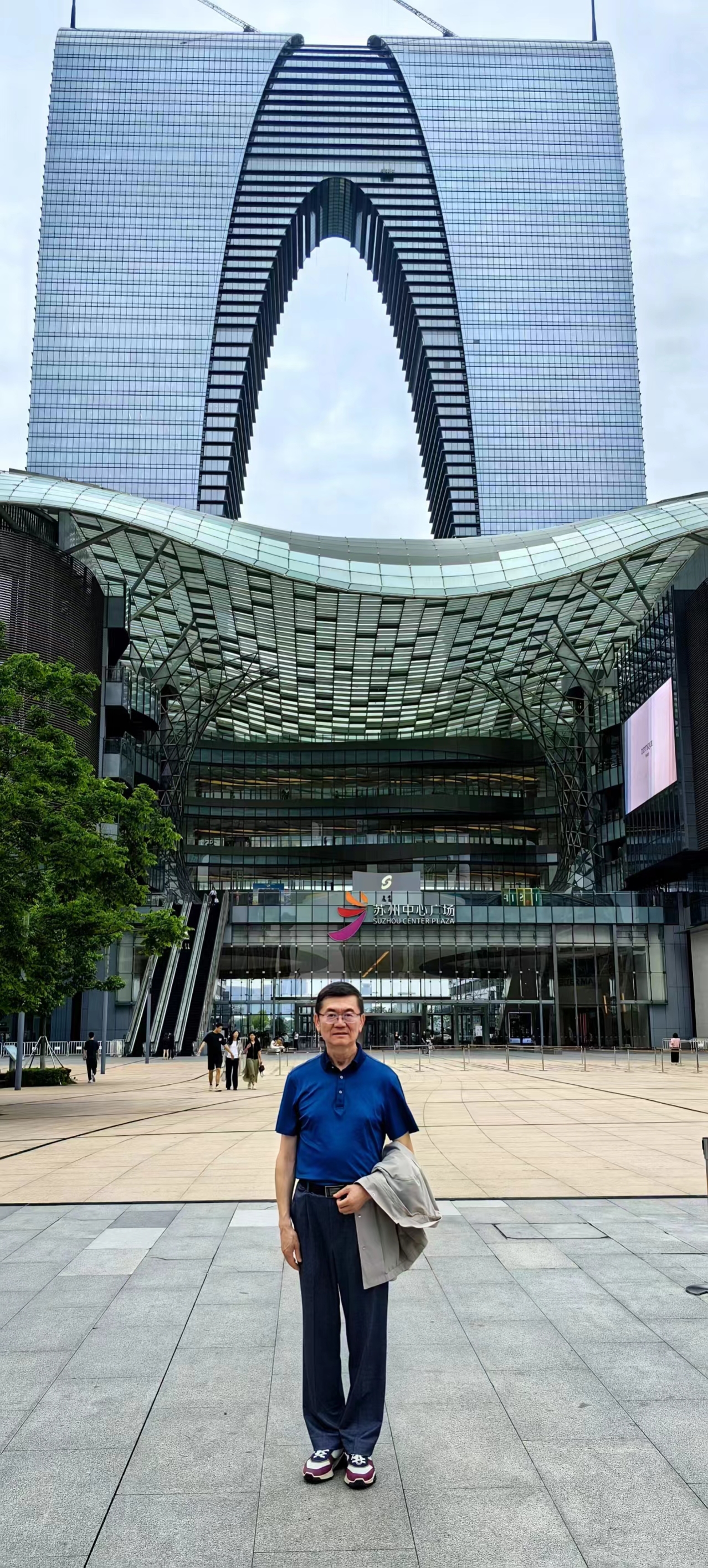 苏州东方之门,作为苏州的新地标和城市名片,不仅展示了苏州的现代化