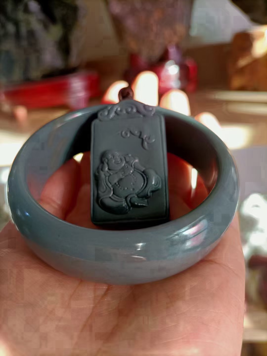 独有特色 一块土系金丝玉灰青泥玉出了一块佛牌