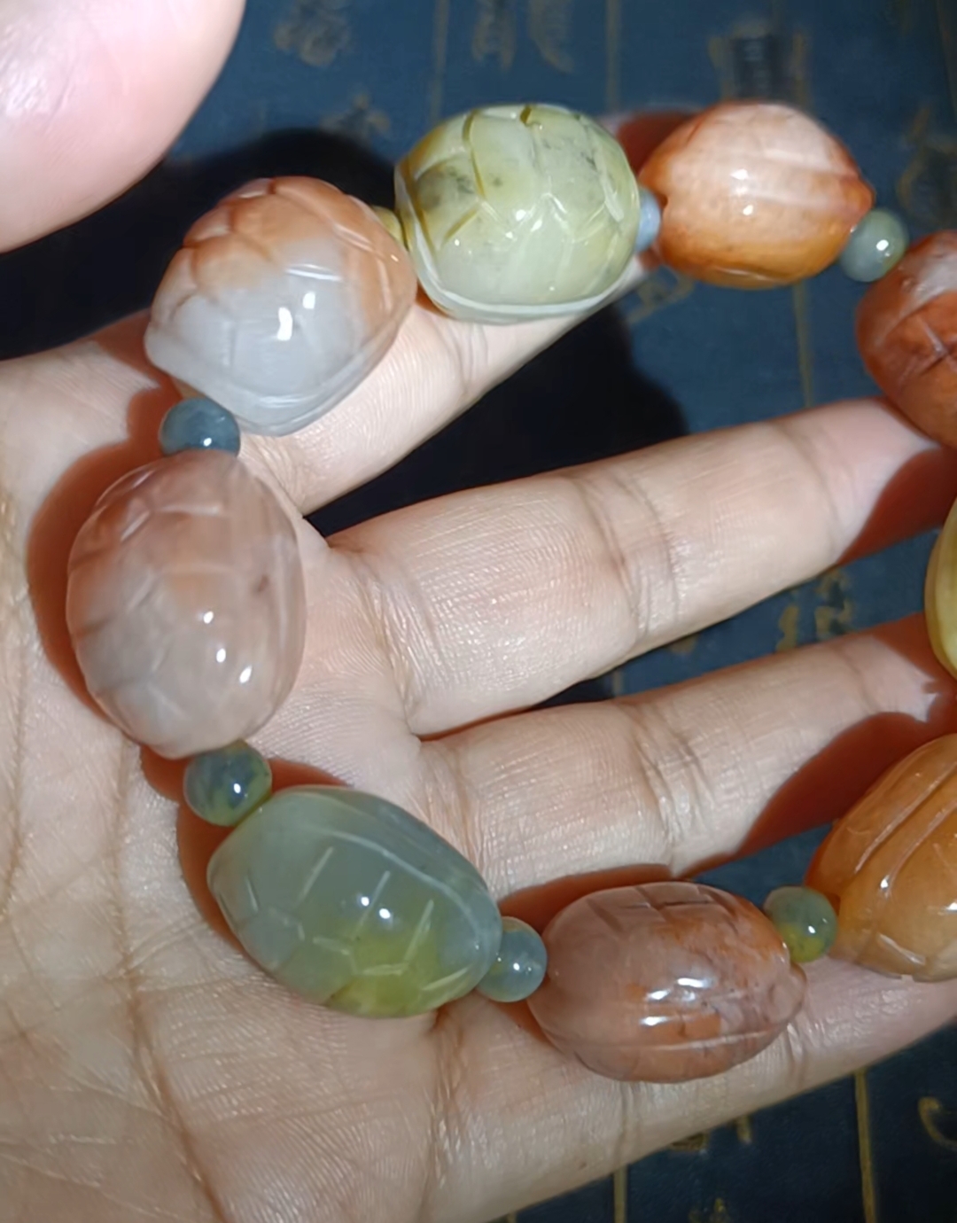 疆金丝玉地表彩玉,辉煌料子手工雕刻寿龟造型多彩手串,有平安健康!